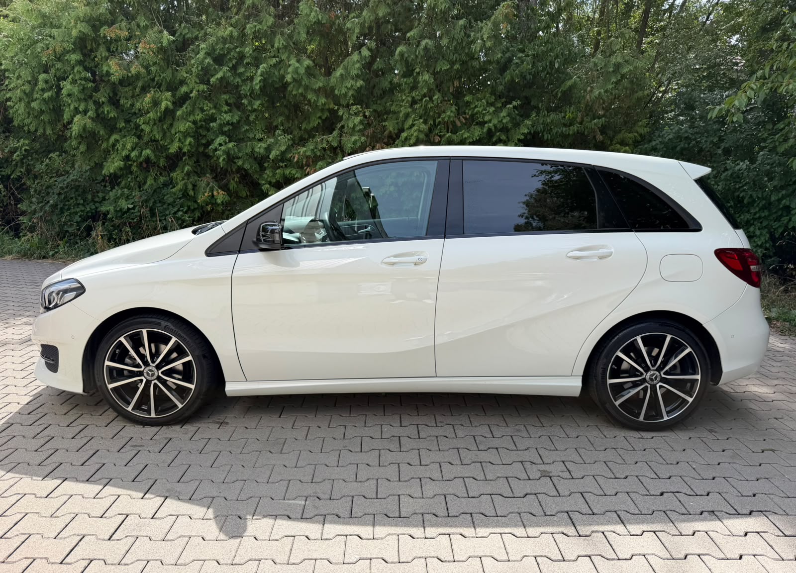 MERCEDES-BENZ B 220 Urban 4Matic 7G-DCT-showroom-element-1