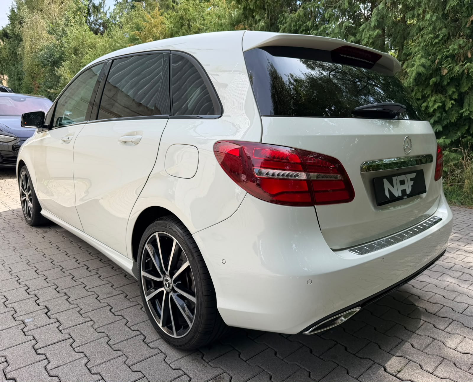MERCEDES-BENZ B 220 Urban 4Matic 7G-DCT-showroom-element-2