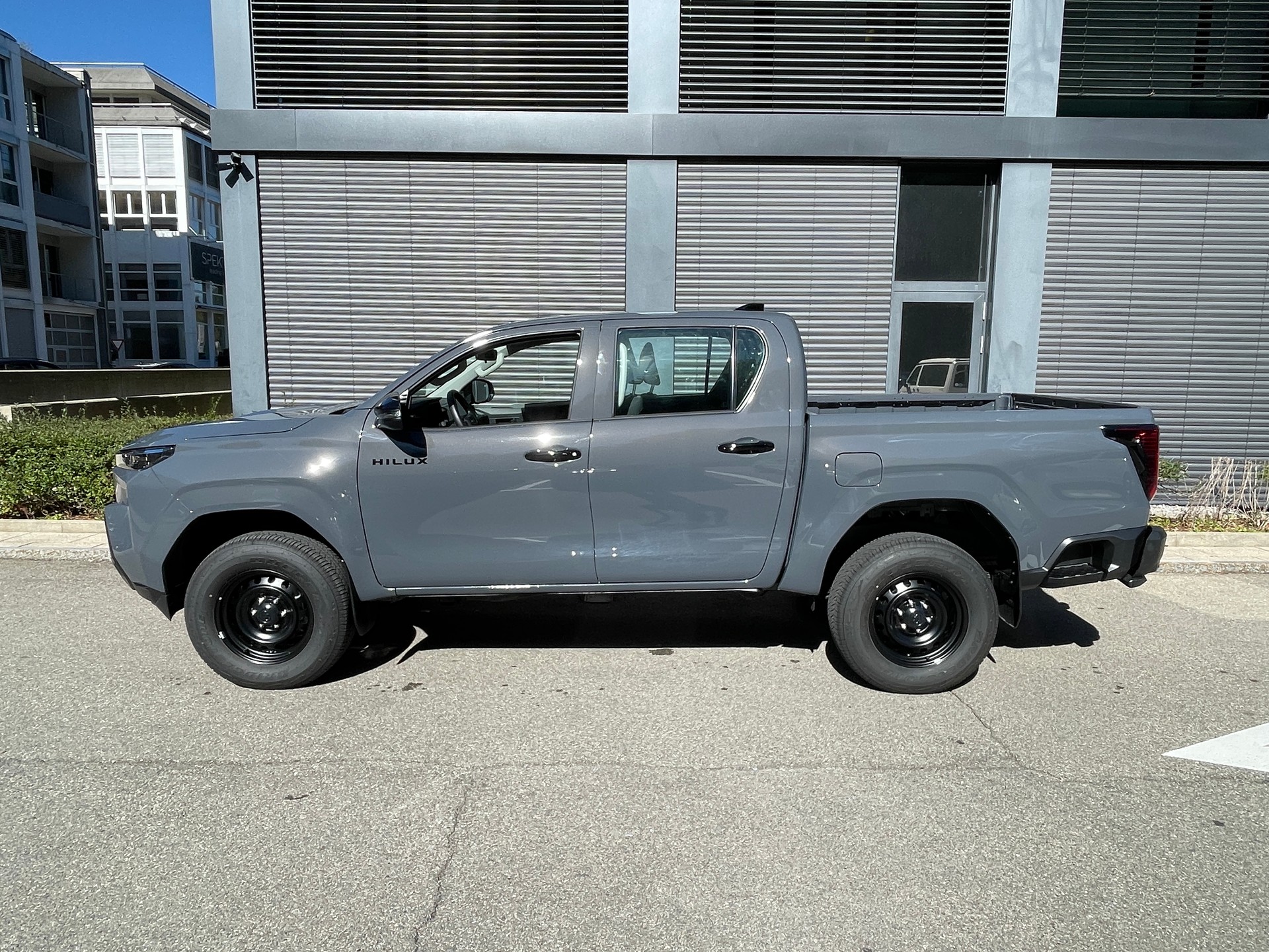 TOYOTA Hilux 2.8d MHEV Active Double Cab 4x4 mit AHK-showroom-element-1