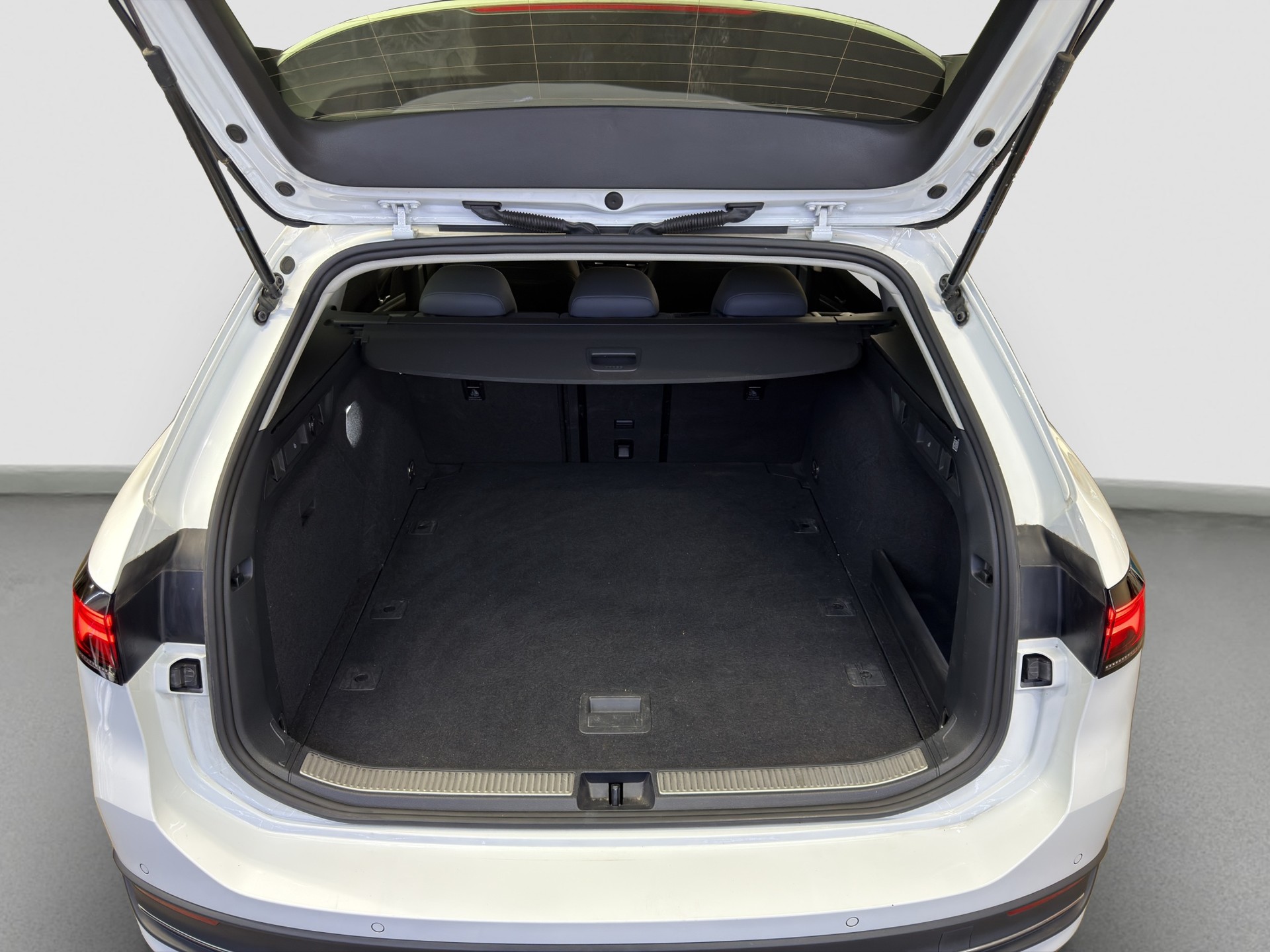 VW Passat Variant 2.0 TDI evo Business DSG-image-33