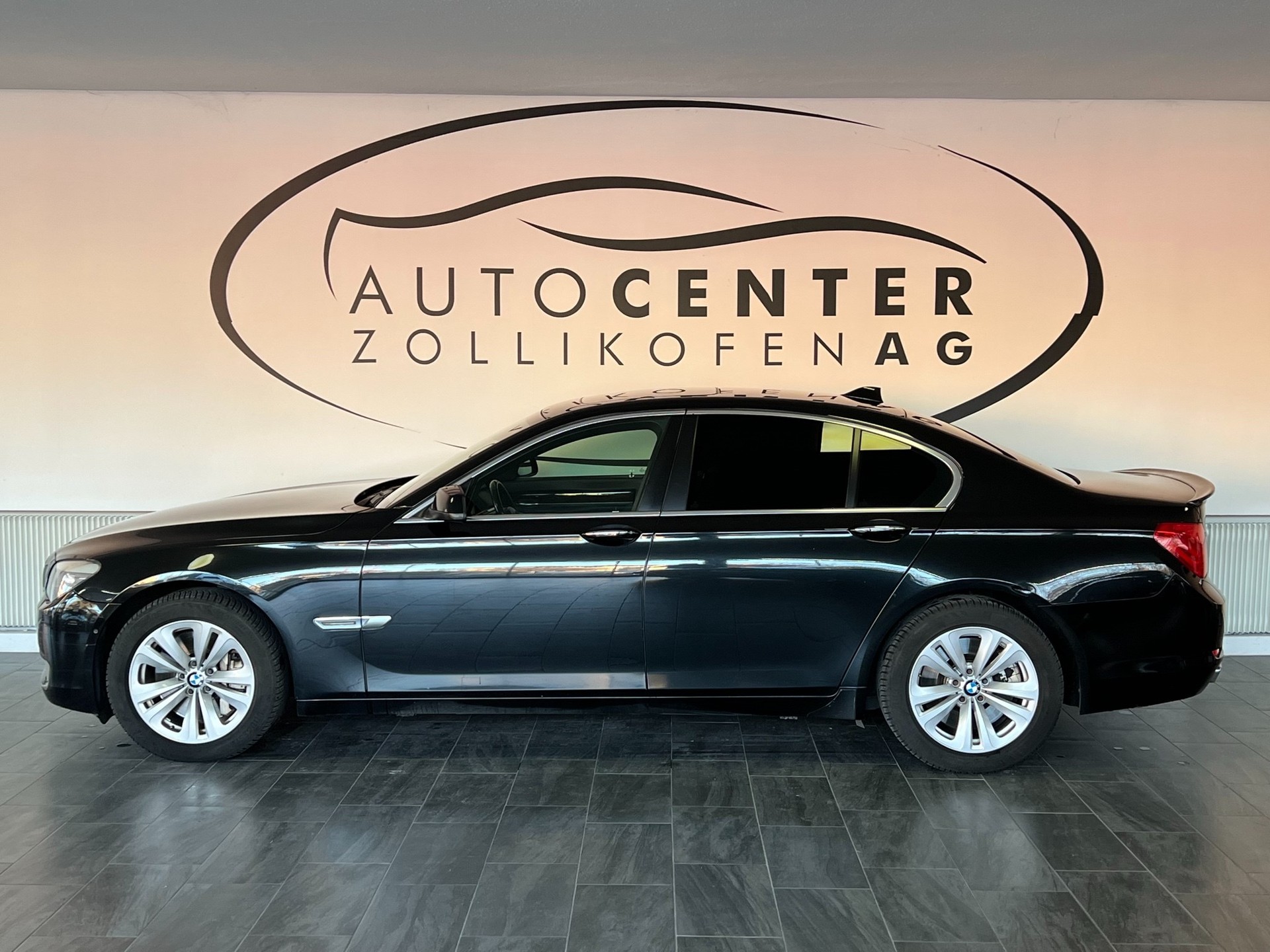 BMW 750i-showroom-element-3