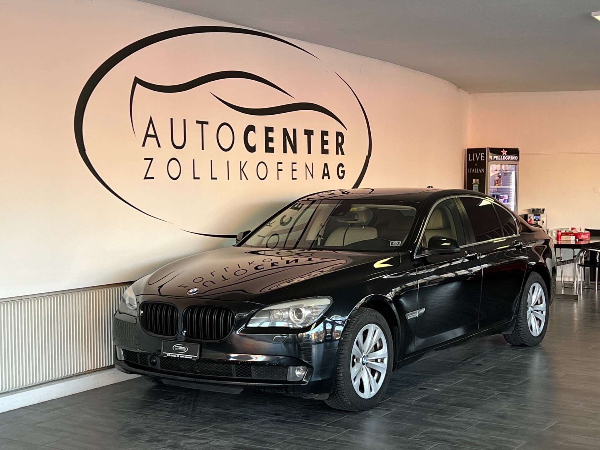 BMW 750i-showroom-element-1