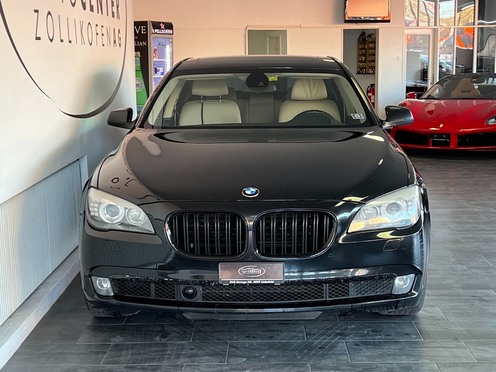 BMW 750i-showroom-element-2