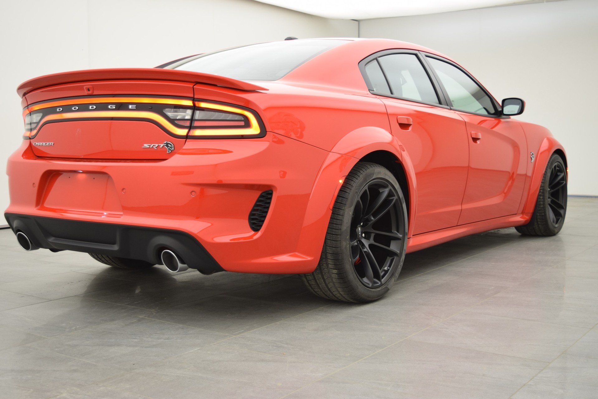 DODGE Charger SRT Hellcat Widebody-showroom-element-3