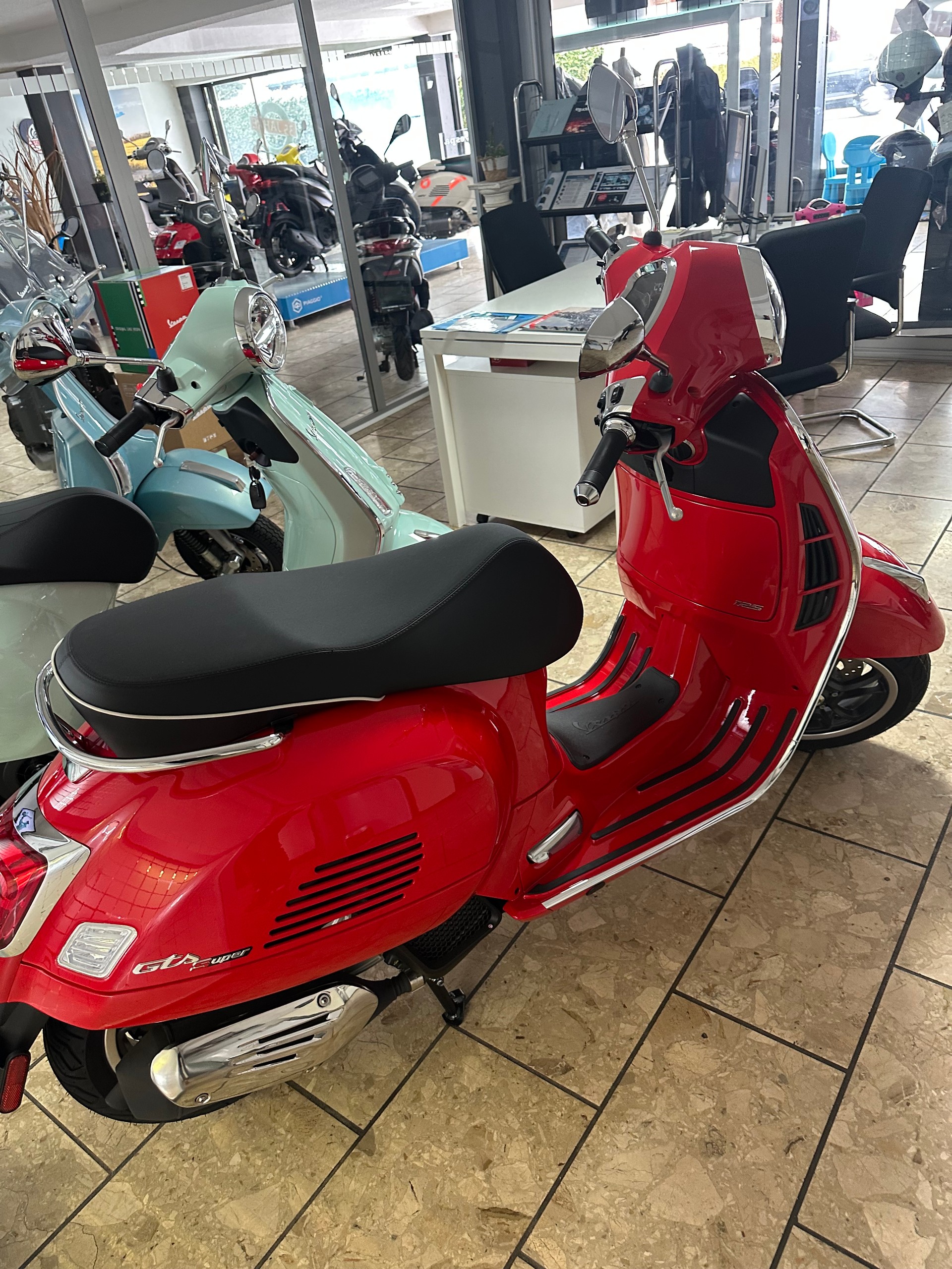 PIAGGIO Vespa GTS 125 Super RST Euro 5+-image-2