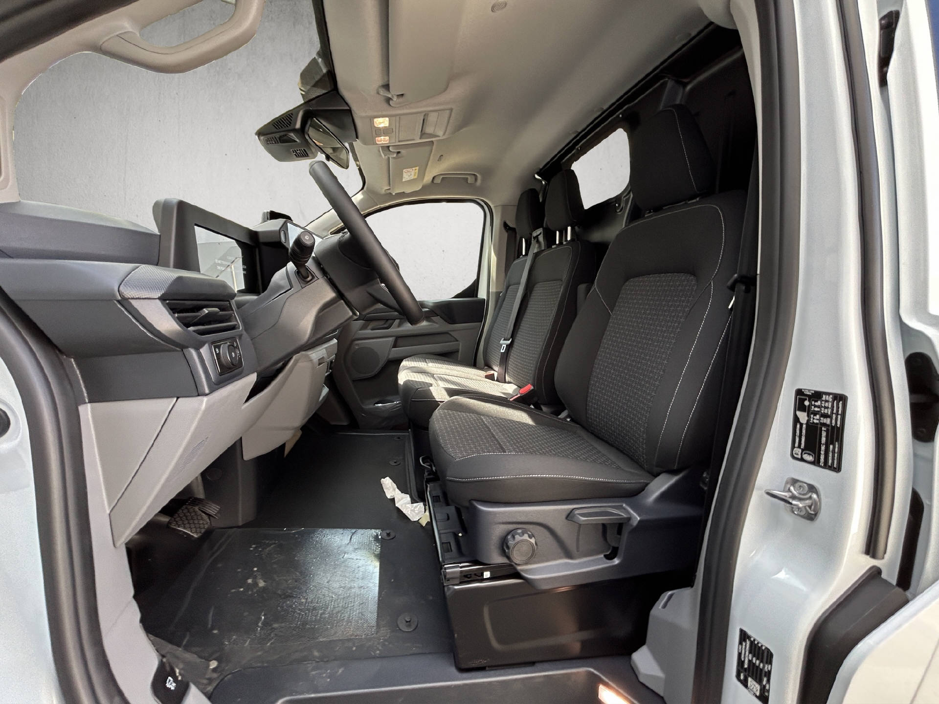 FORD Transit Custom Van 320 L2 2.5 Duratec 233 Trend PHEV-image-9