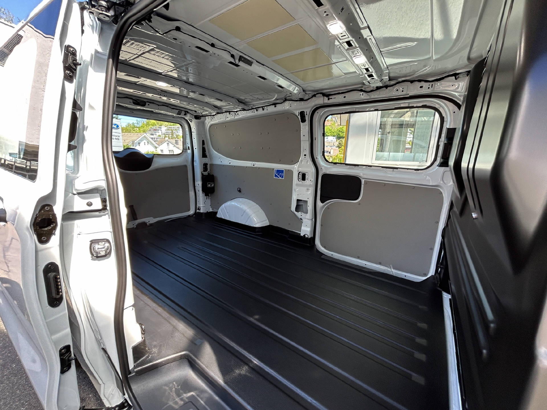 FORD Transit Custom Van 320 L2 2.5 Duratec 233 Trend PHEV-image-19