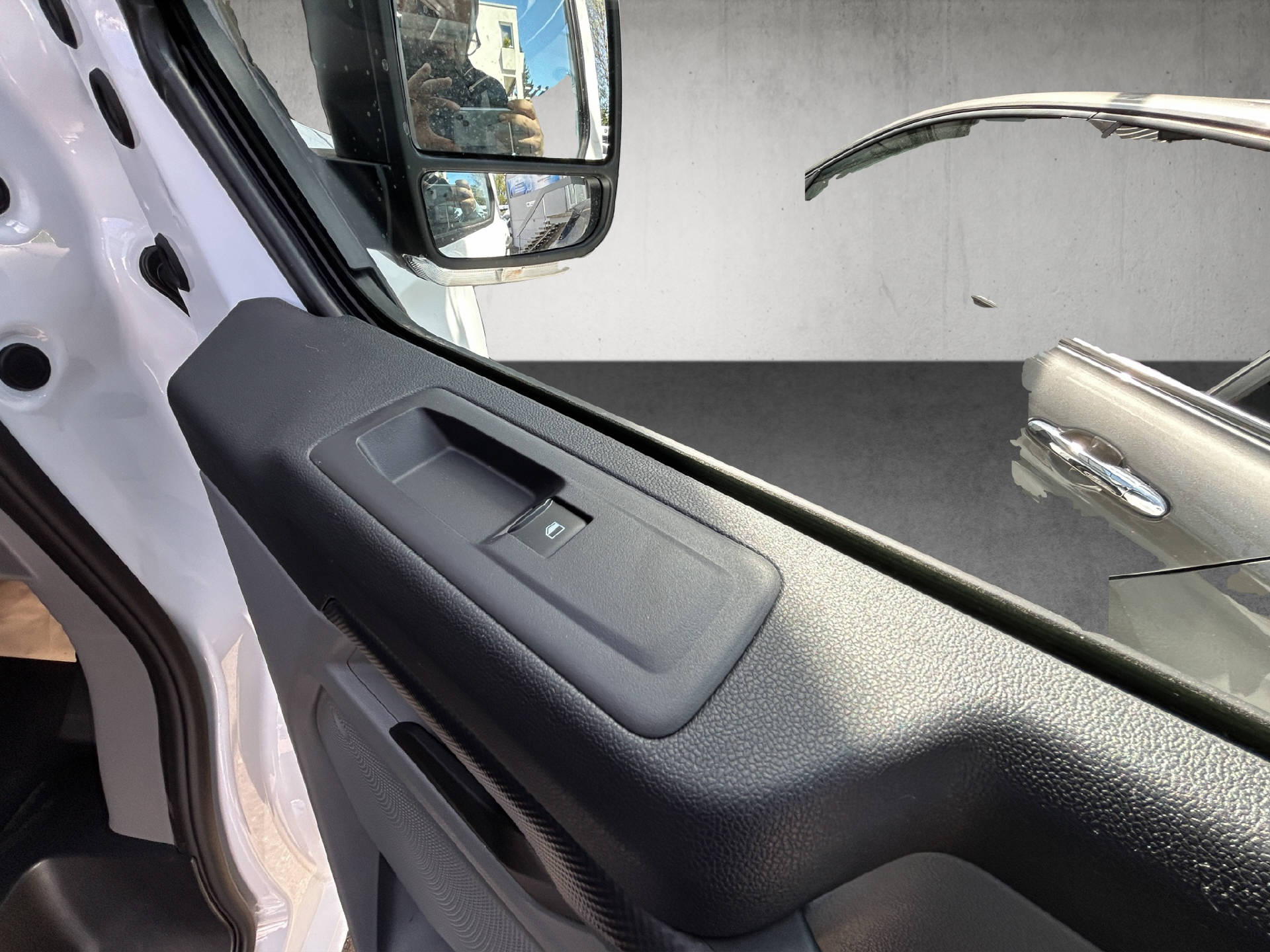 FORD Transit Custom Van 320 L2 2.5 Duratec 233 Trend PHEV-image-17