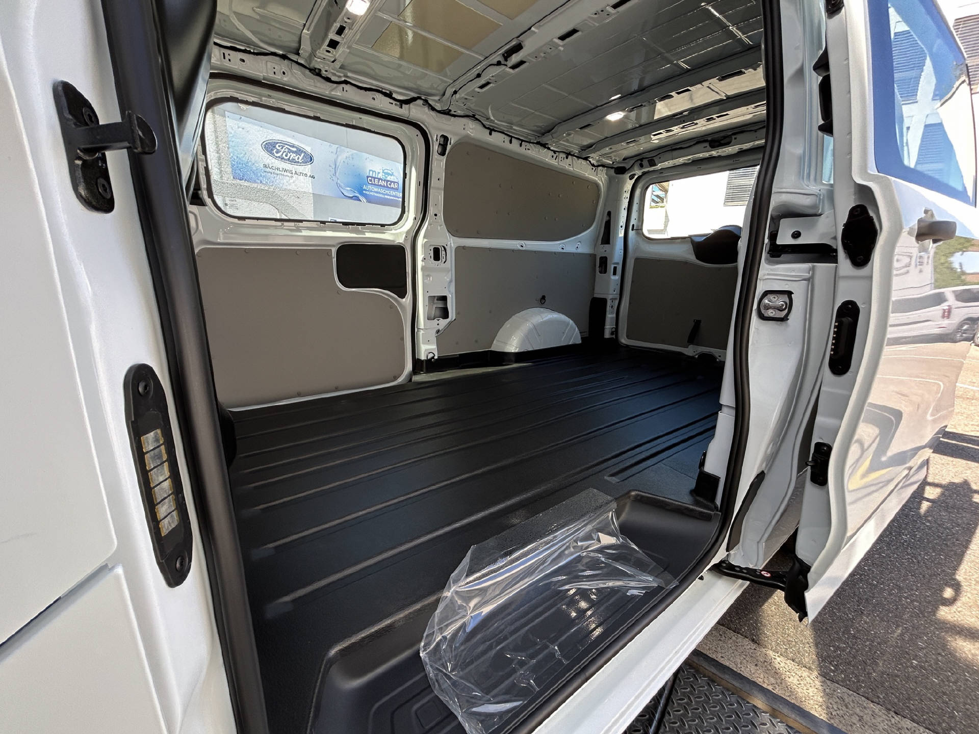 FORD Transit Custom Van 320 L2 2.5 Duratec 233 Trend PHEV-image-13