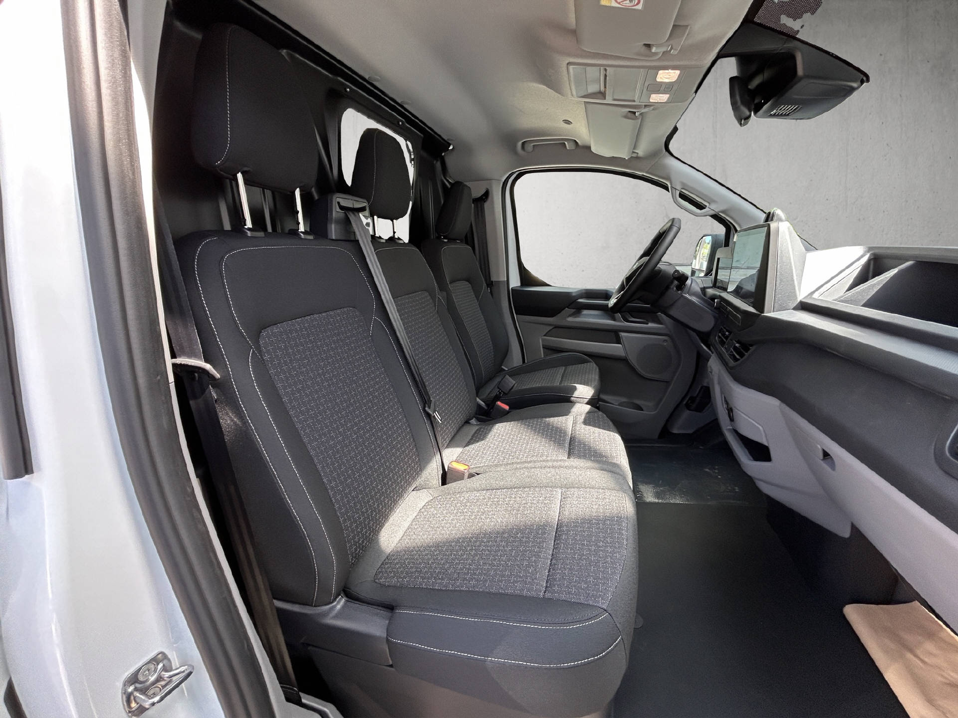 FORD Transit Custom Van 320 L2 2.5 Duratec 233 Trend PHEV-image-18