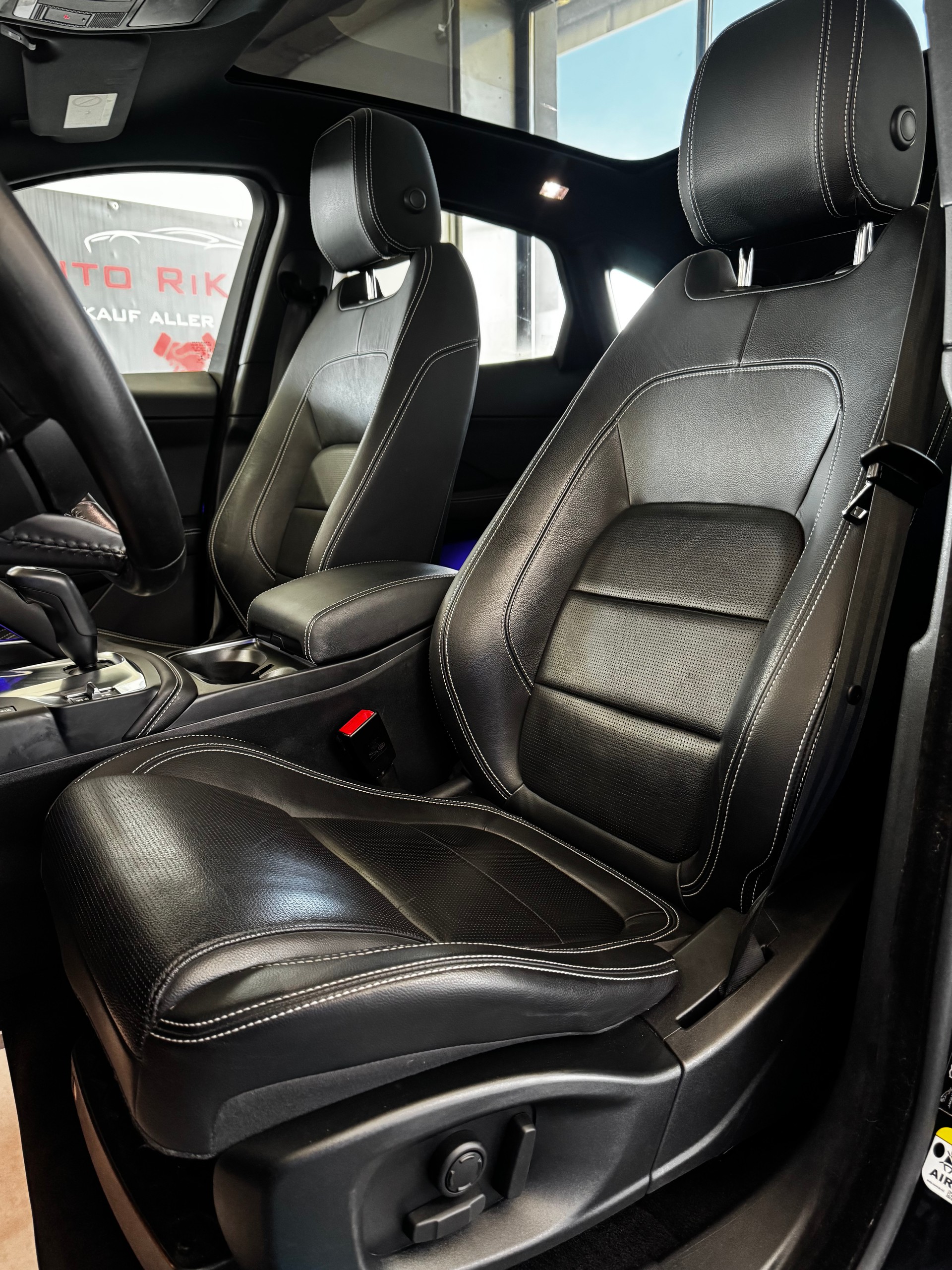 JAGUAR E-Pace 2.0 P250 R-Dynamic SE AWD Automatik-image-13