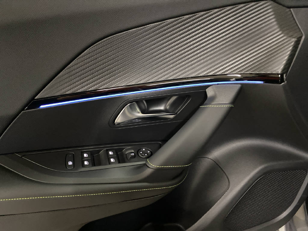 PEUGEOT 2008 1.2 Hybrid 145 GT-image-11