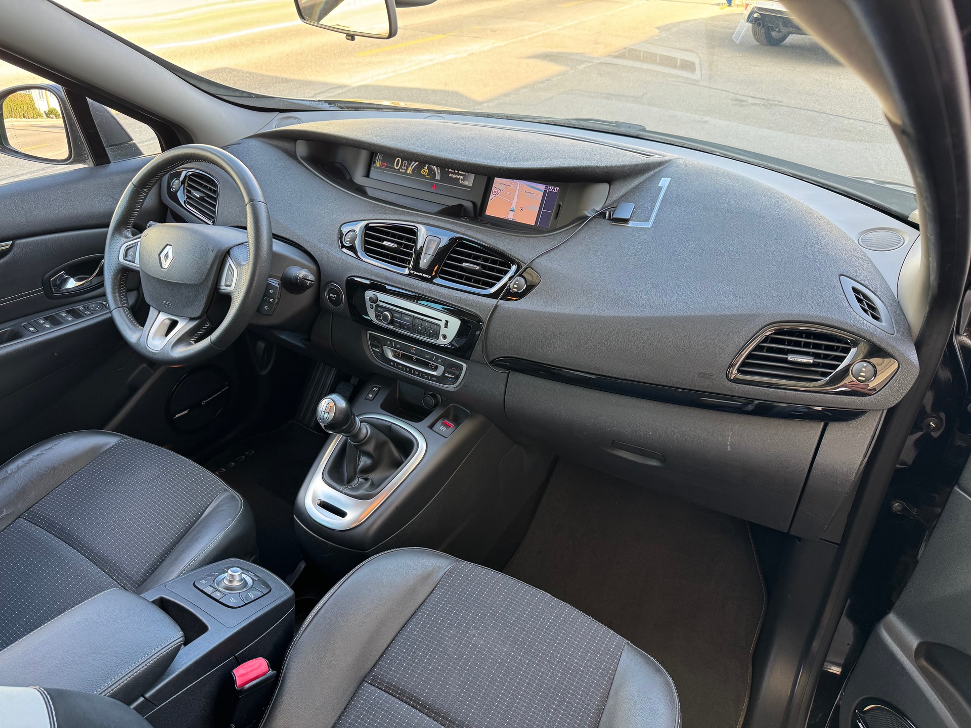 RENAULT Scénic 1.4 16V Turbo Bose-image-9