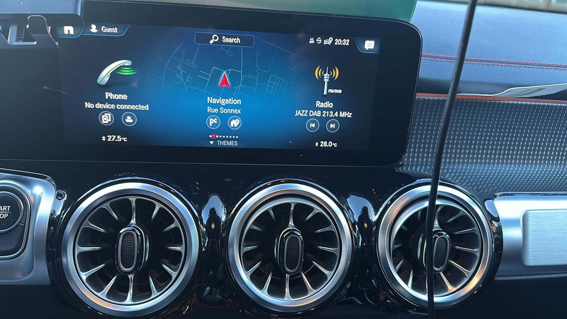 MERCEDES-BENZ EQB 300 Swiss Star Electric Art Line 4matic-image-2