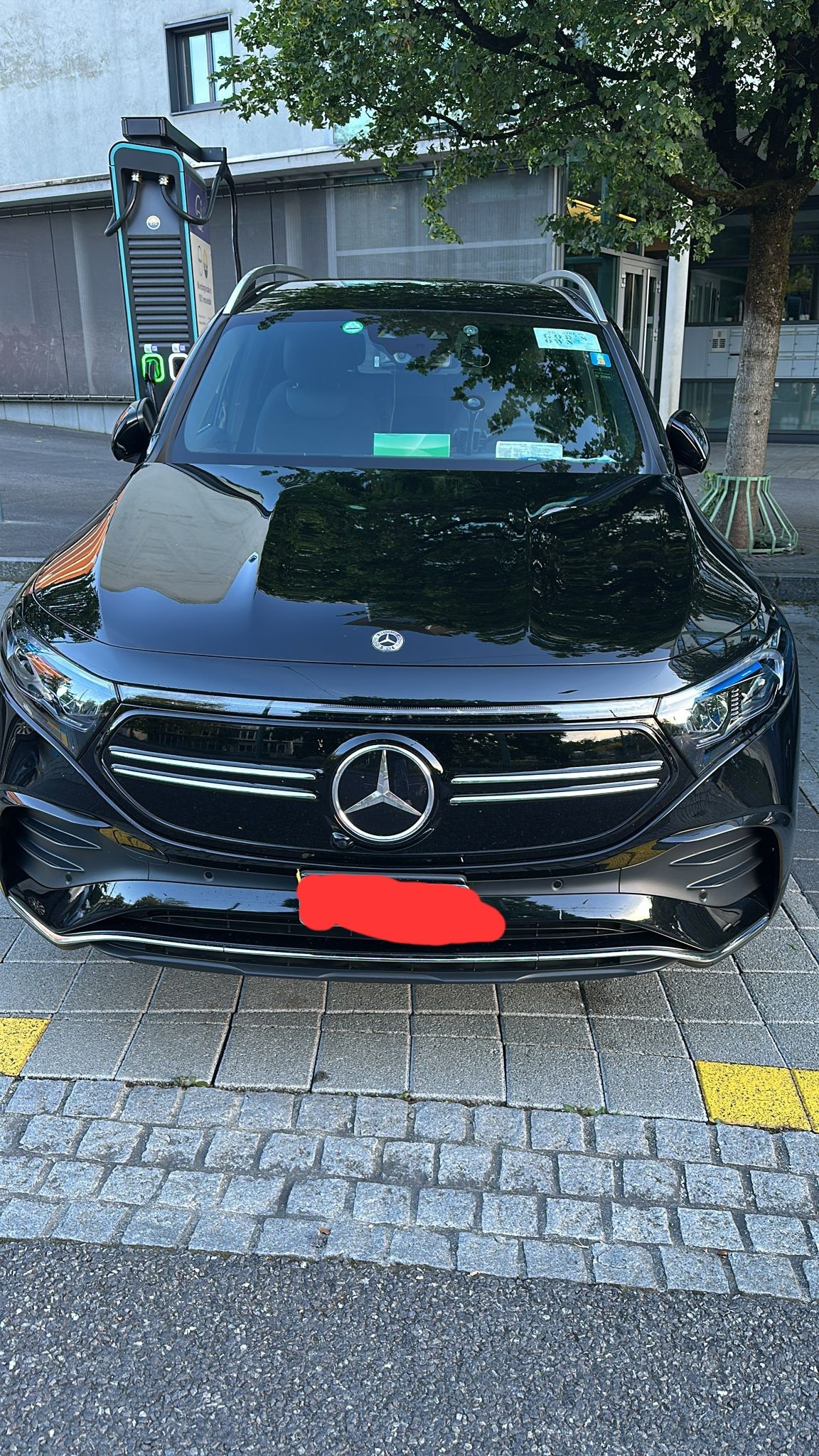 MERCEDES-BENZ EQB 300 Swiss Star Electric Art Line 4matic-image-4