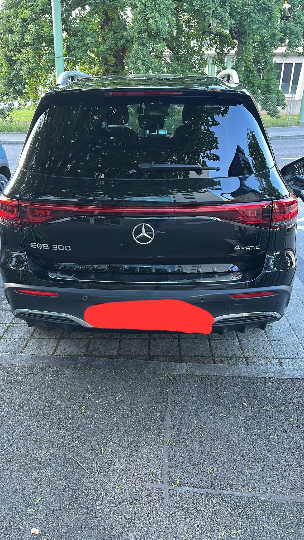 MERCEDES-BENZ EQB 300 Swiss Star Electric Art Line 4matic-image-3