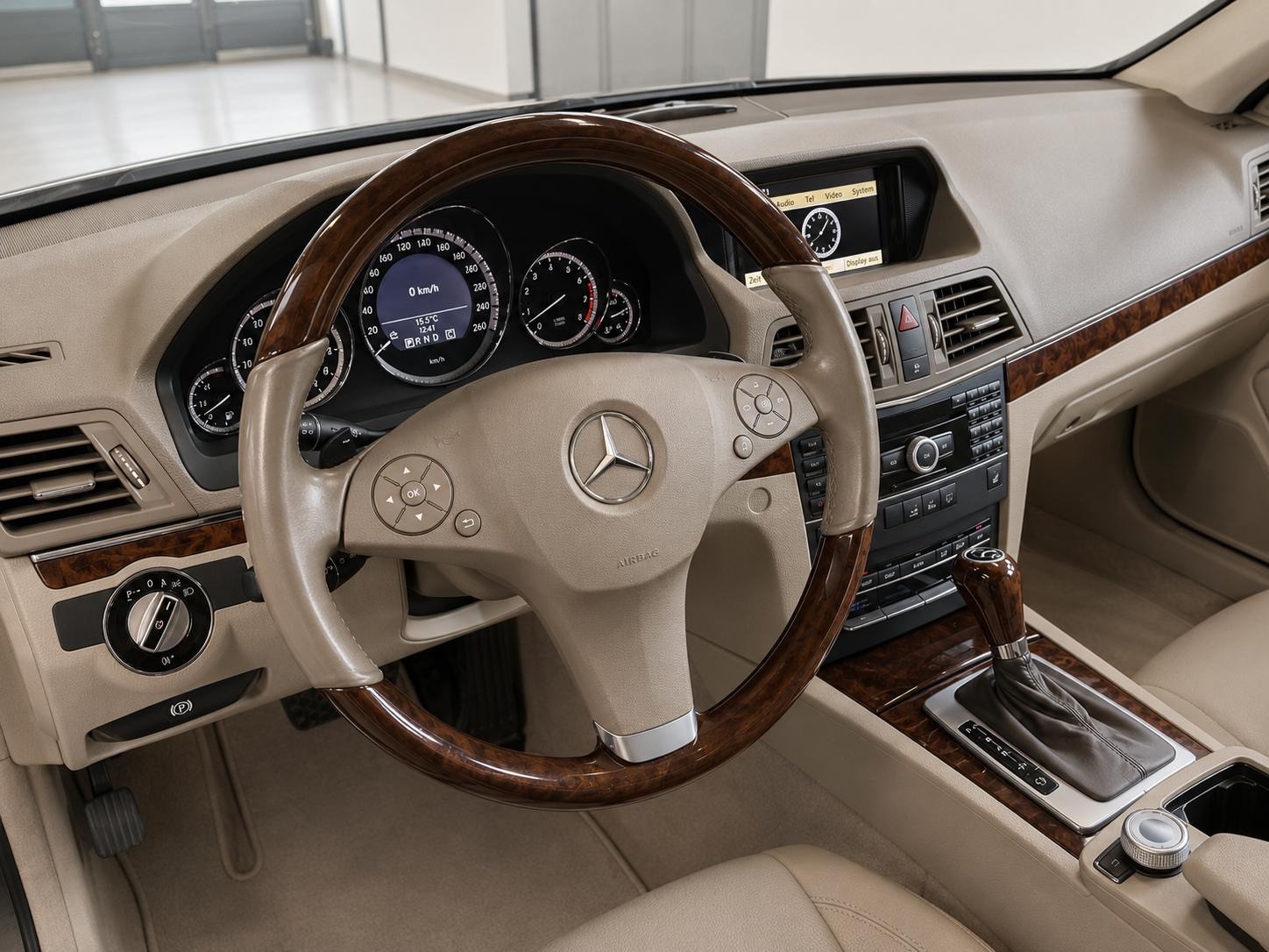 MERCEDES-BENZ E 350 CGI BlueEfficiency 7G-Tronic-image-14