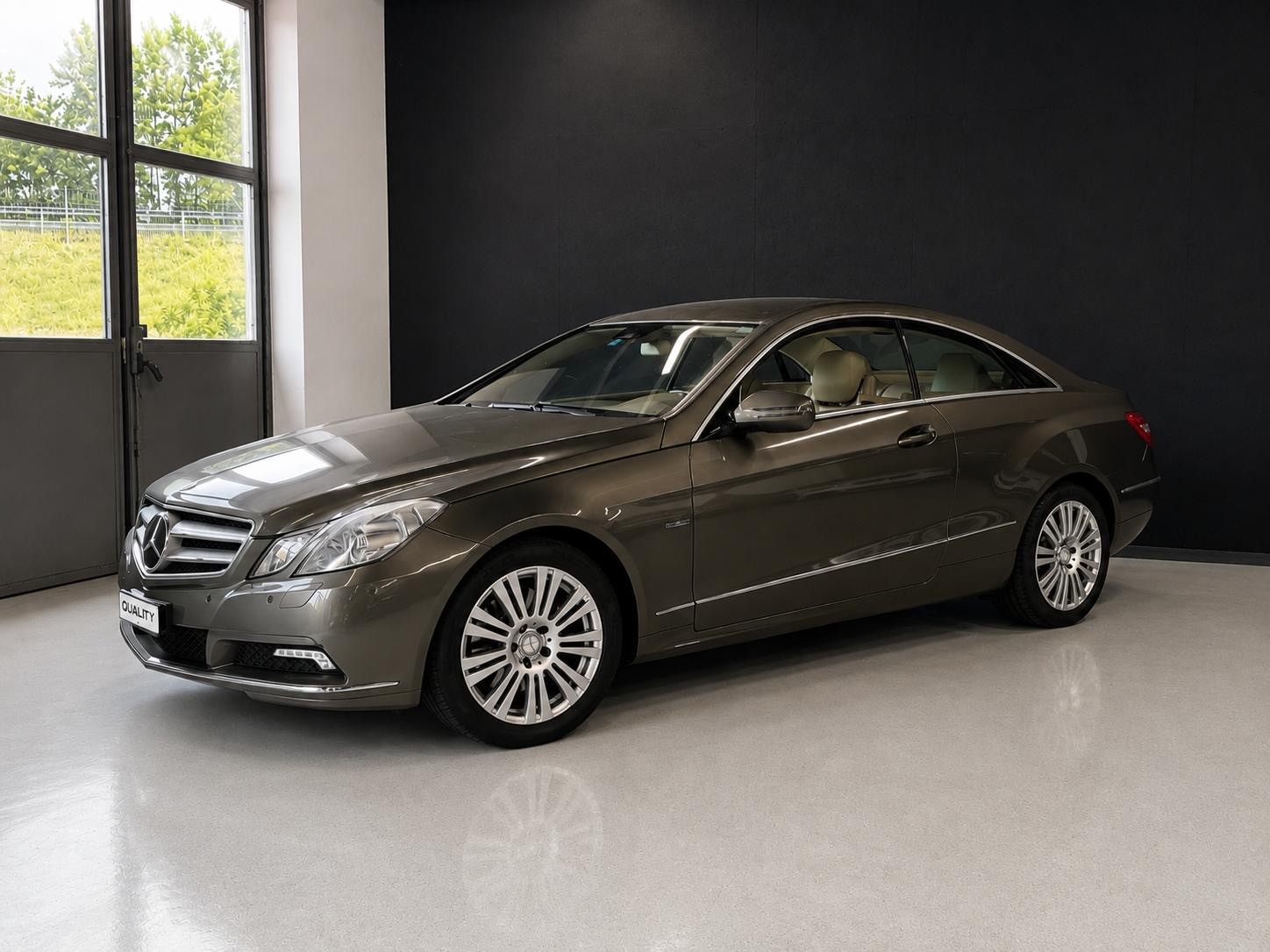 MERCEDES-BENZ E 350 CGI BlueEfficiency 7G-Tronic-image-6