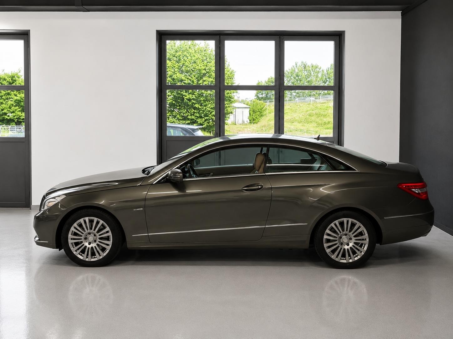 MERCEDES-BENZ E 350 CGI BlueEfficiency 7G-Tronic-image-7