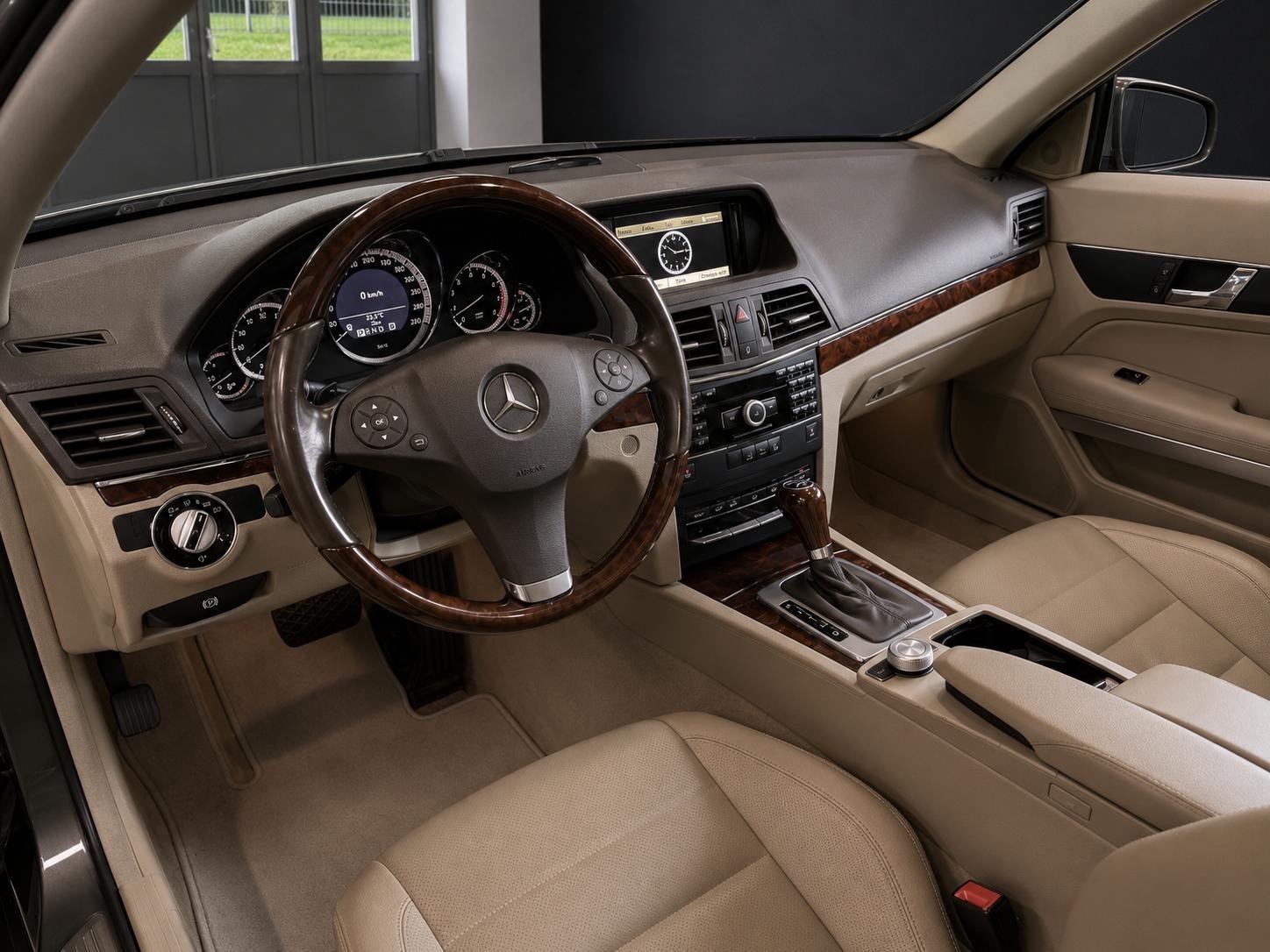 MERCEDES-BENZ E 350 CGI BlueEfficiency 7G-Tronic-image-13