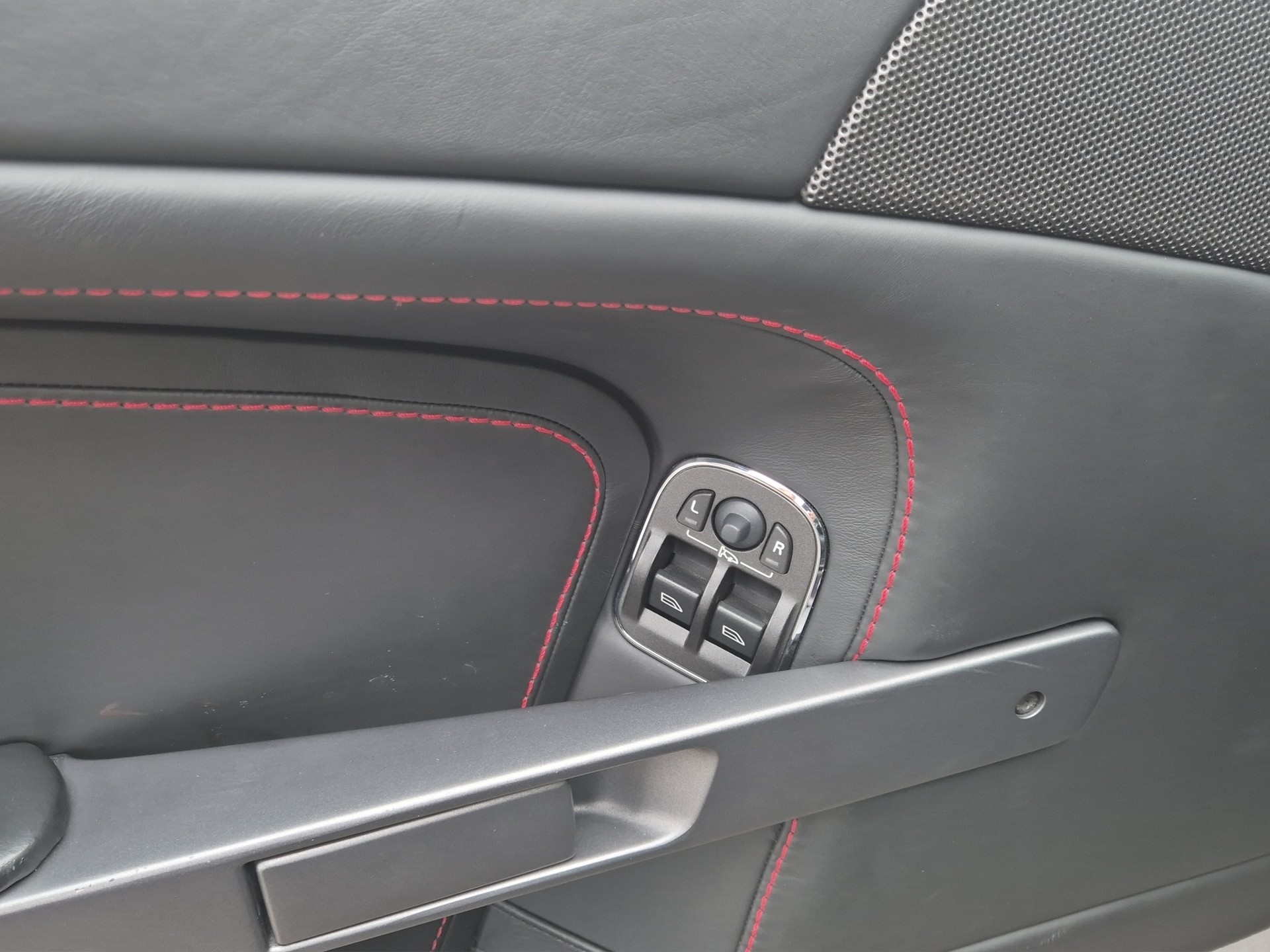 ASTON MARTIN V8 Vantage 4.7 Sportshift-image-12