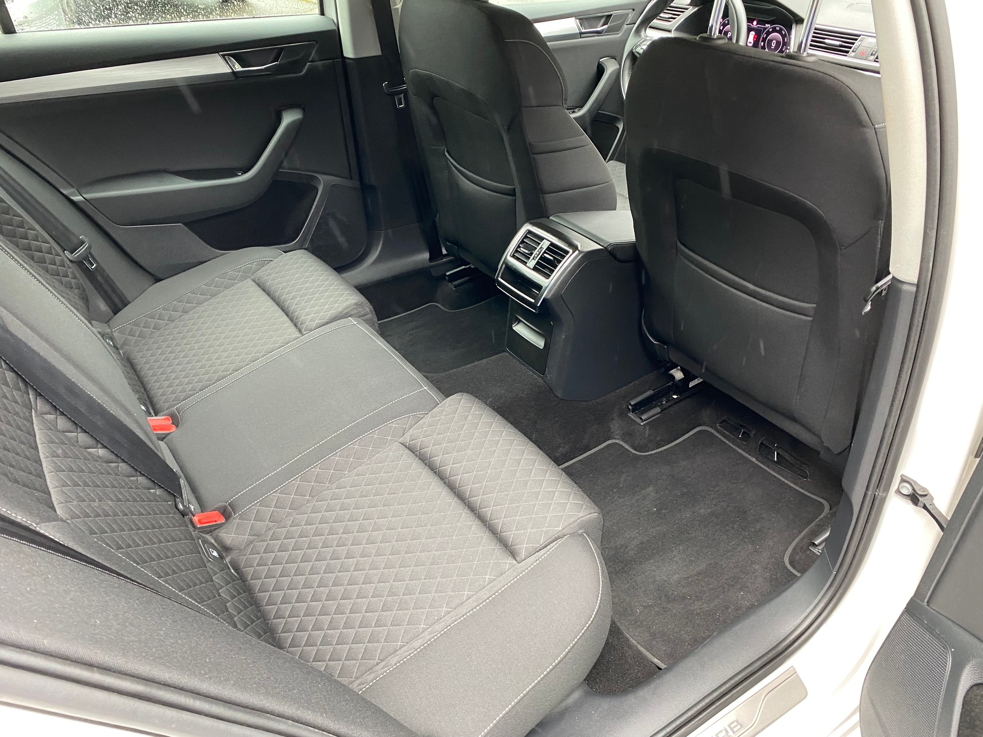 SKODA Superb Combi 2.0 TDi Ambition 4x4 DSG-image-8