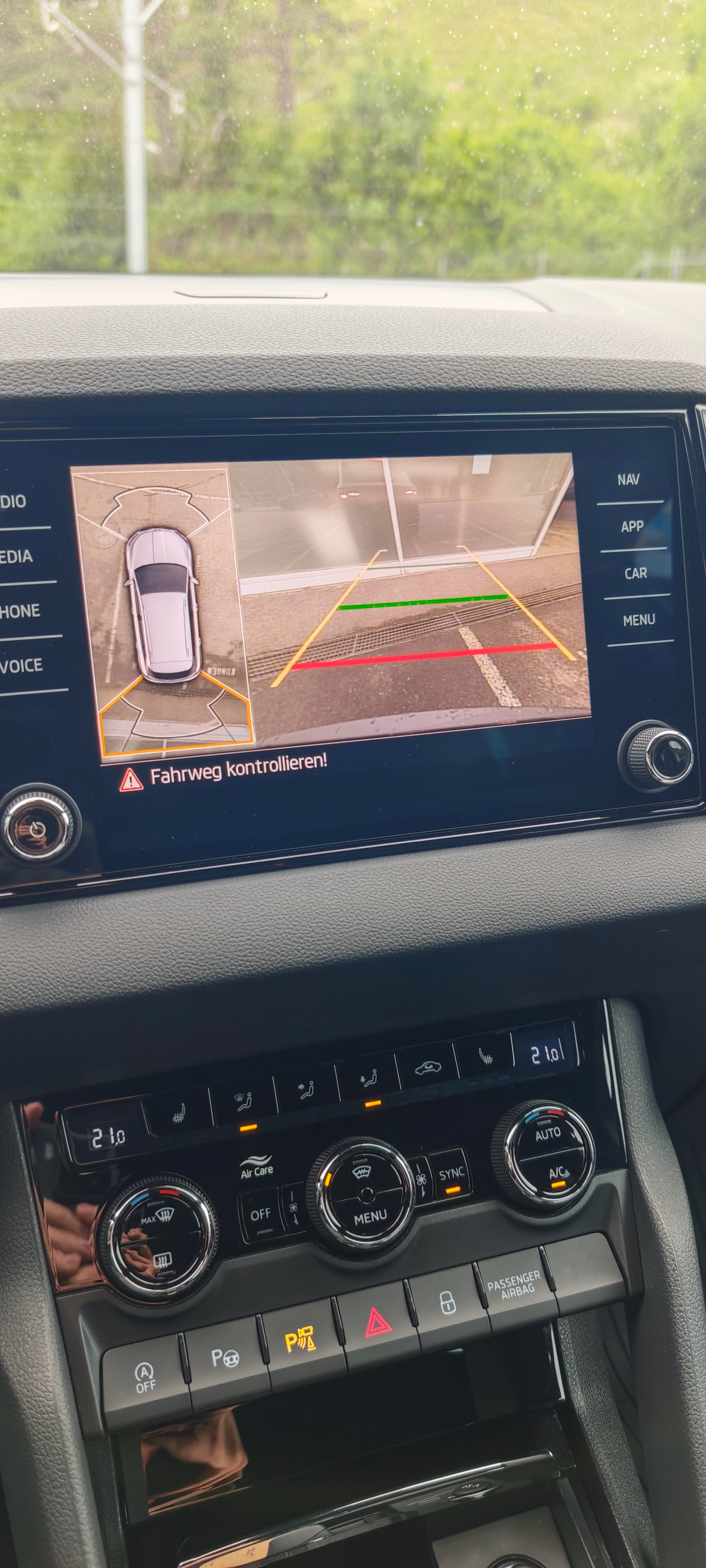 SKODA Karoq 2.0 TSI SportLine 4x4 DSG-image-11