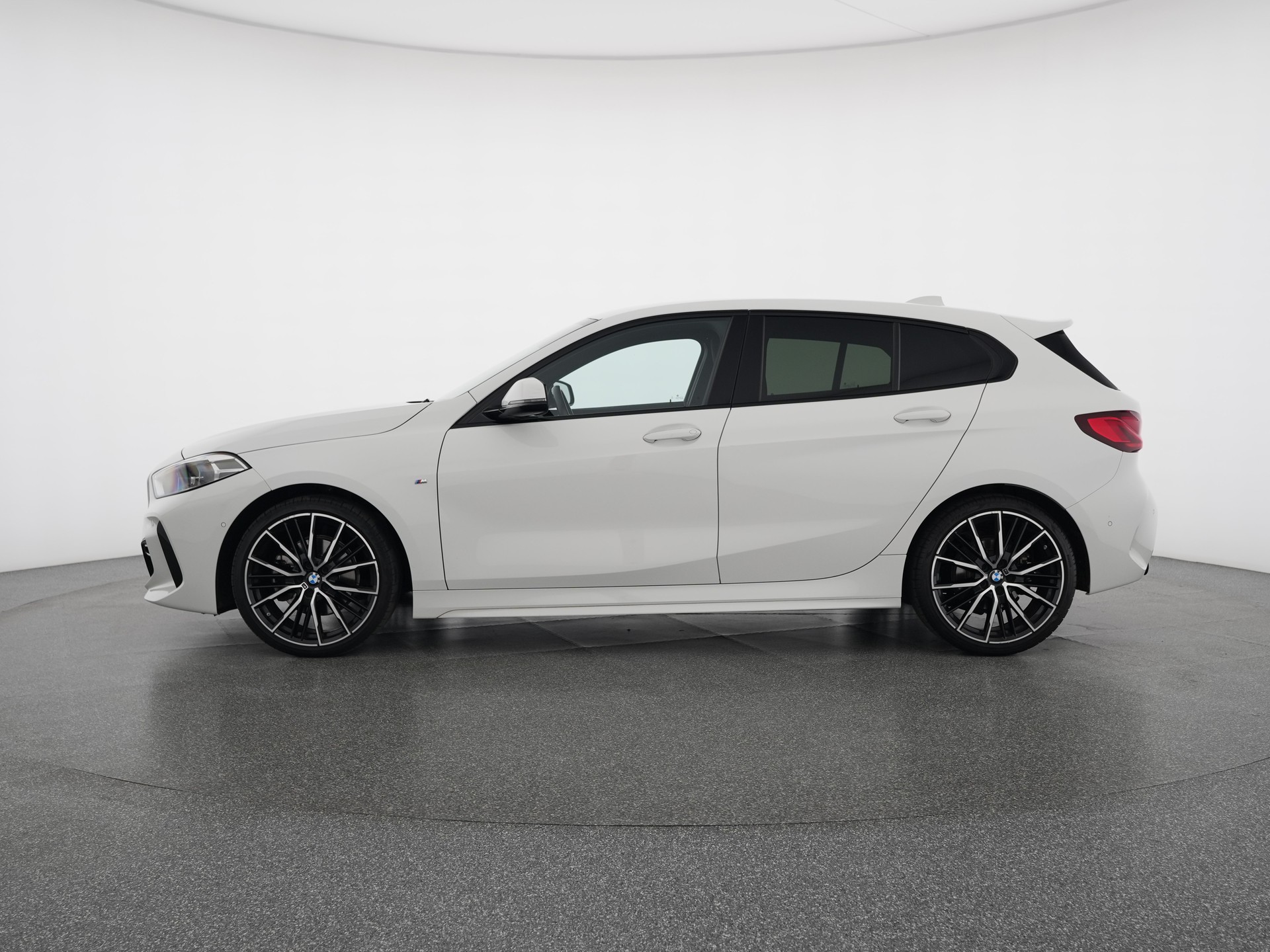 BMW 1-Series 118d M Sport-showroom-element-1