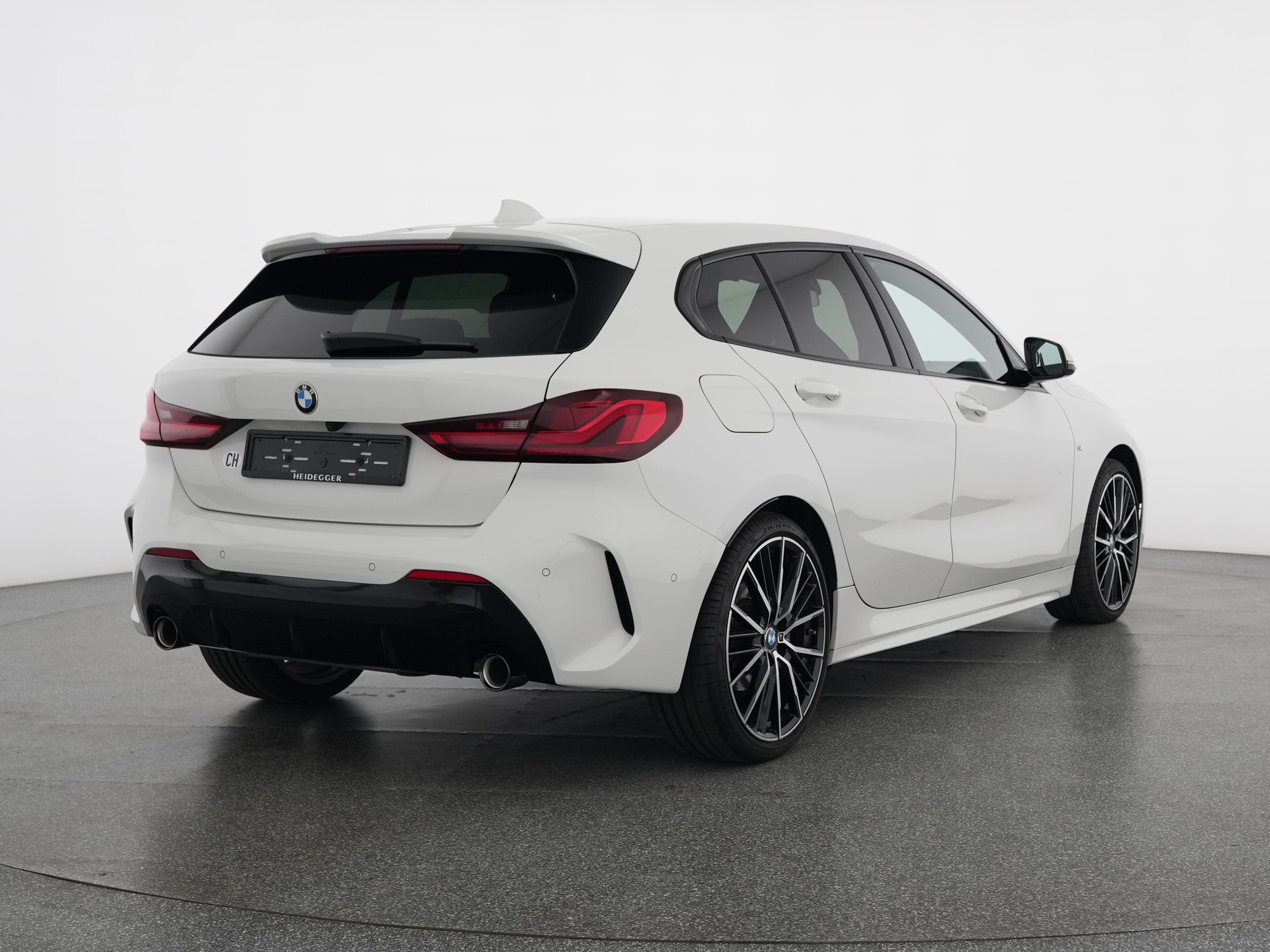 BMW 1-Series 118d M Sport-showroom-element-3