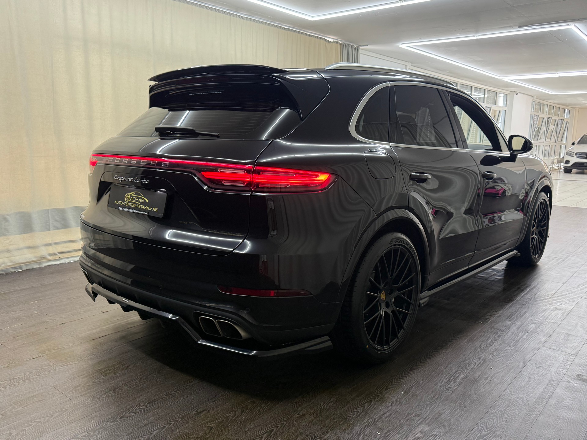 PORSCHE Cayenne Turbo-showroom-element-3