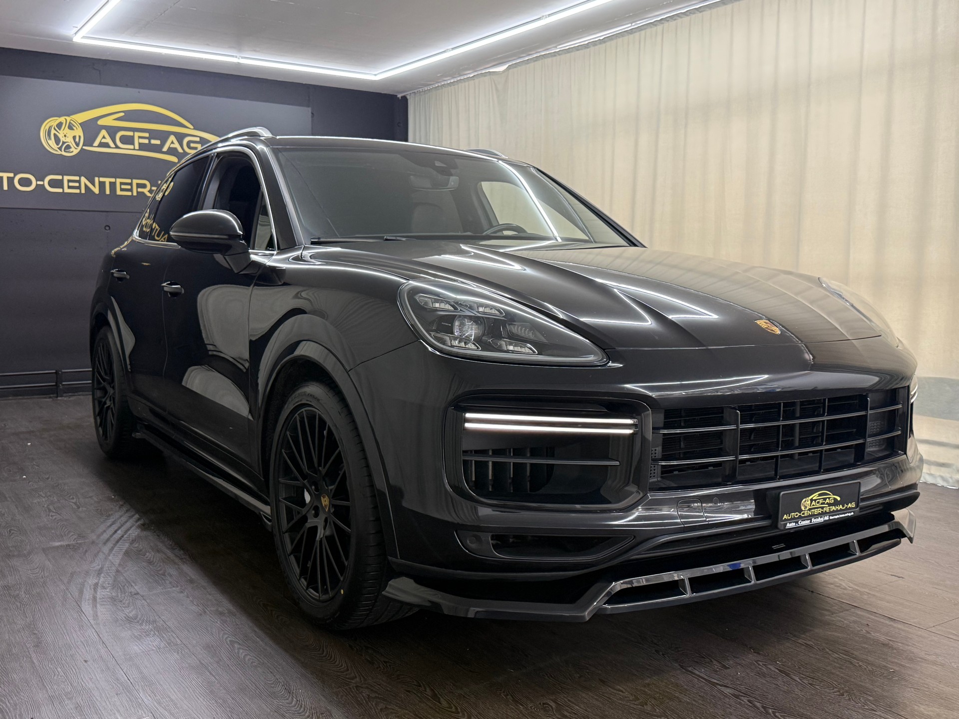 PORSCHE Cayenne Turbo-showroom-element-2