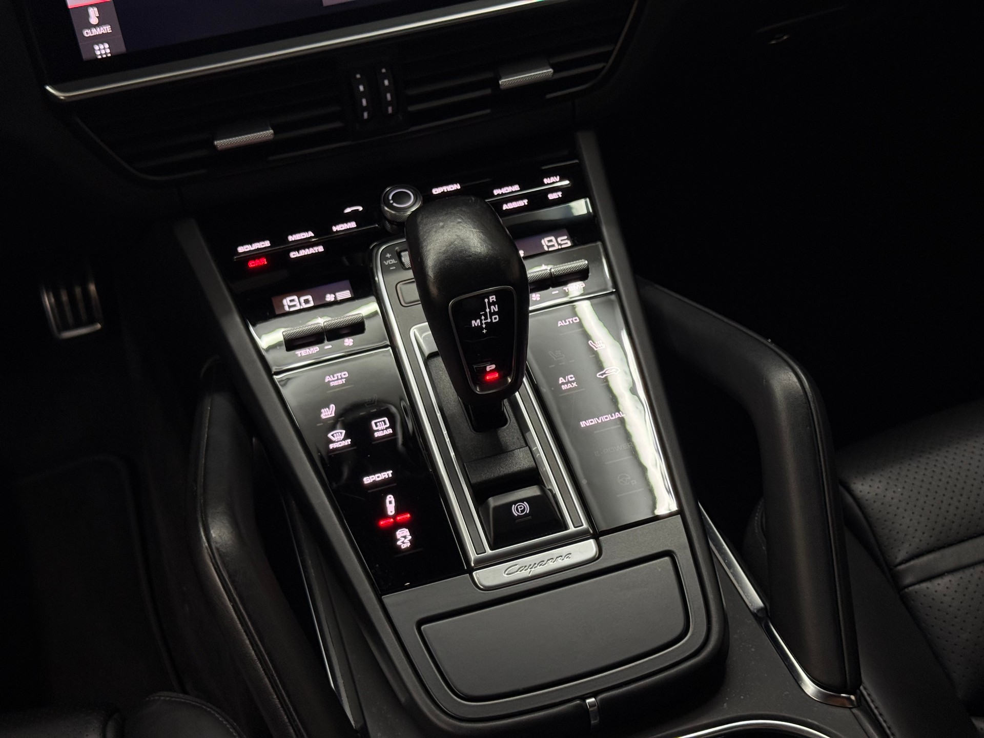 PORSCHE Cayenne Turbo-image-12