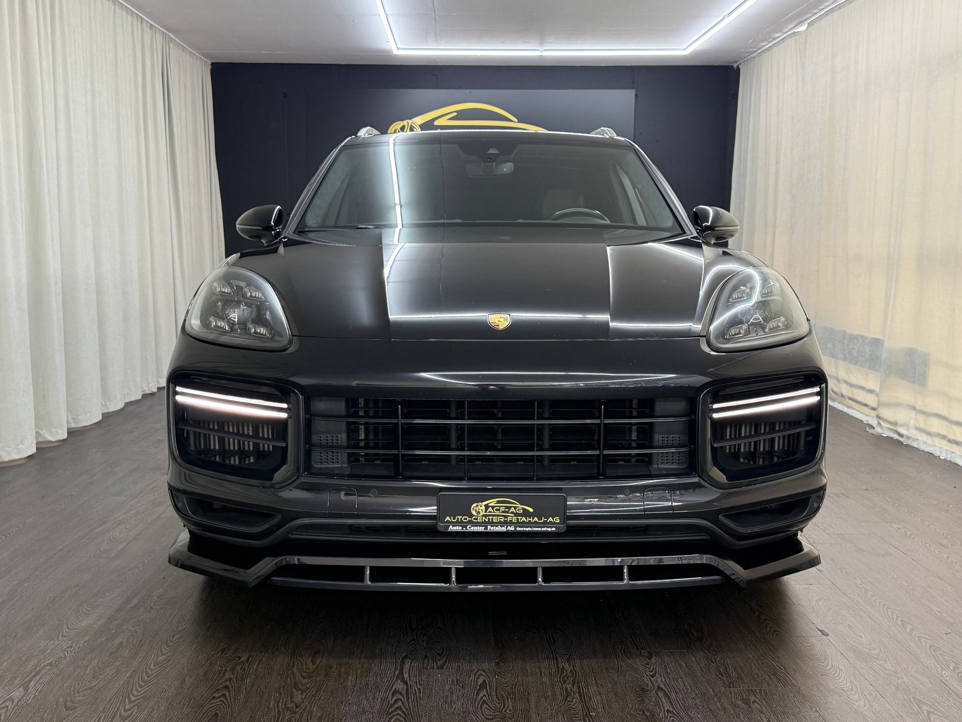 PORSCHE Cayenne Turbo-showroom-element-1