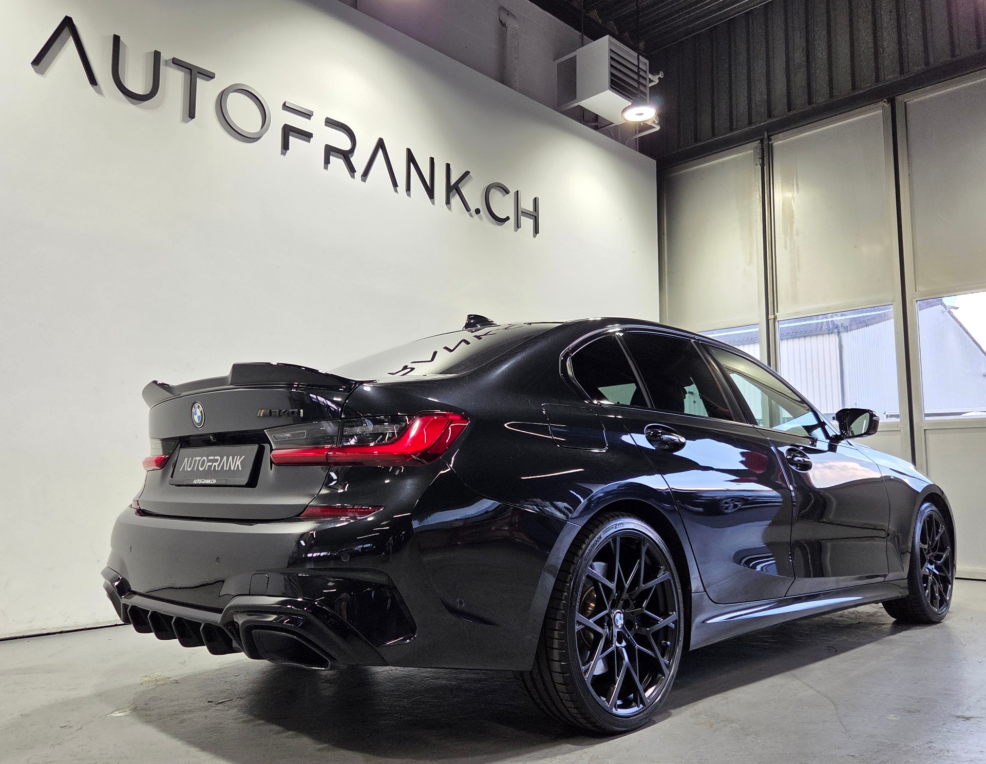 BMW M340i xDrive-showroom-element-2