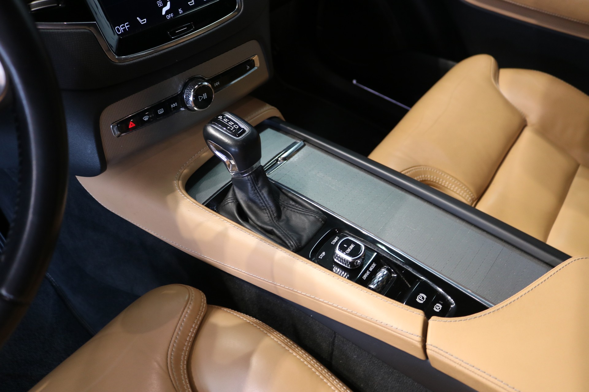 VOLVO XC90 D5 AWD Inscription Geartronic-image-45