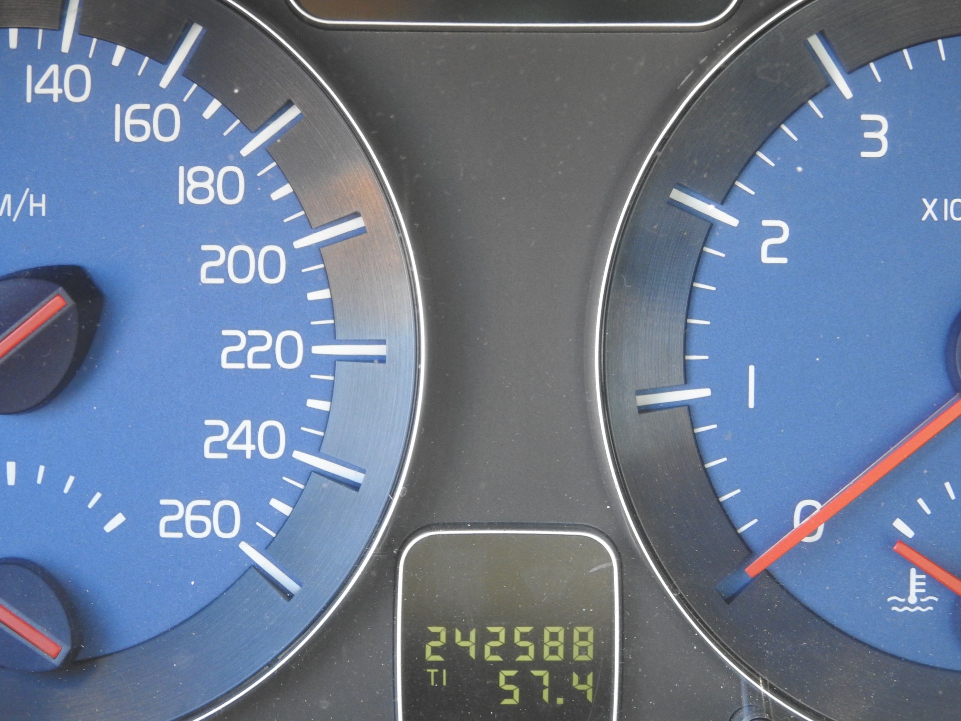 VOLVO V50 T5 Momentum R-Design-image-21