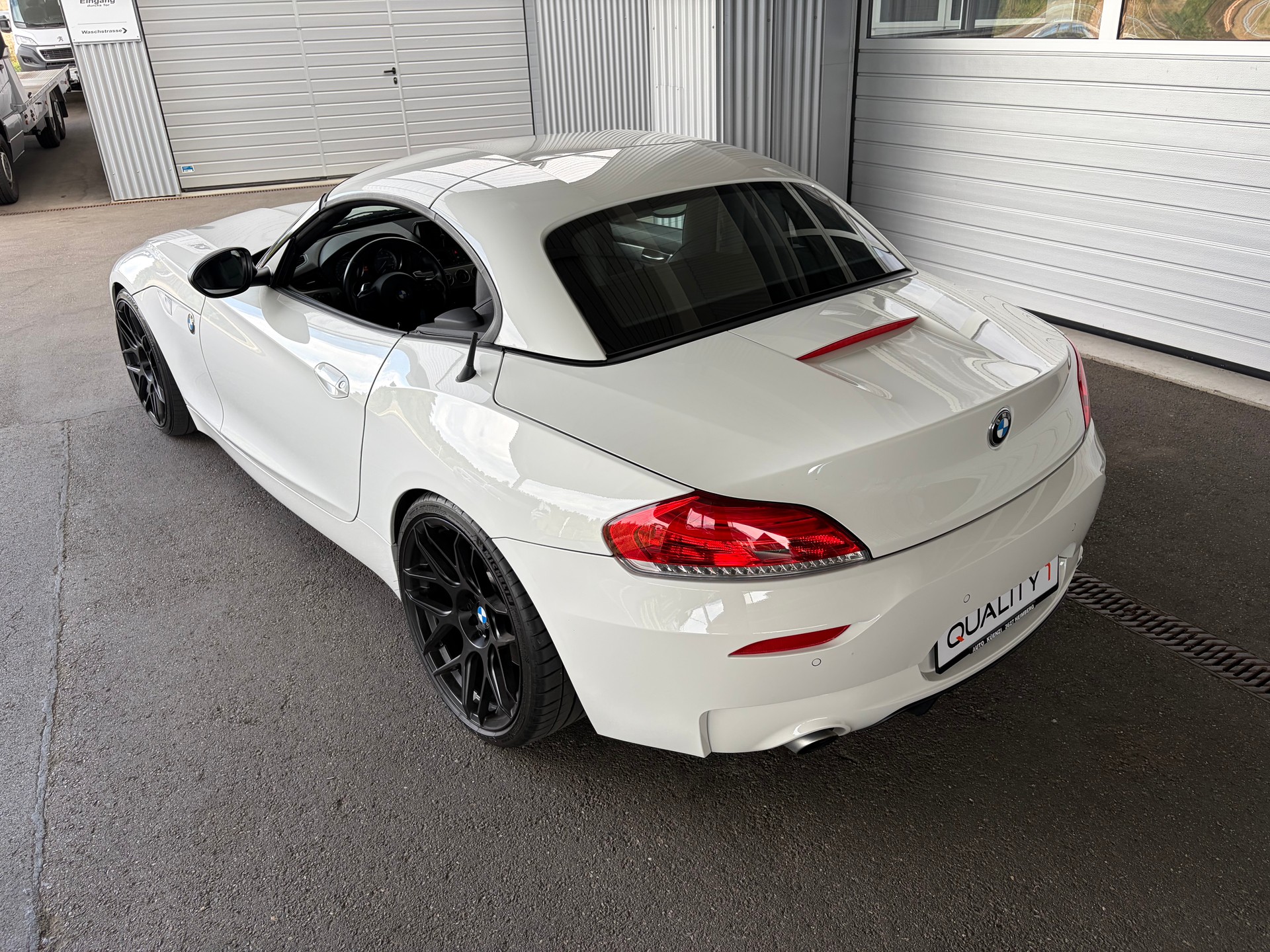 BMW Z4 sDrive35is DKG-showroom-element-2