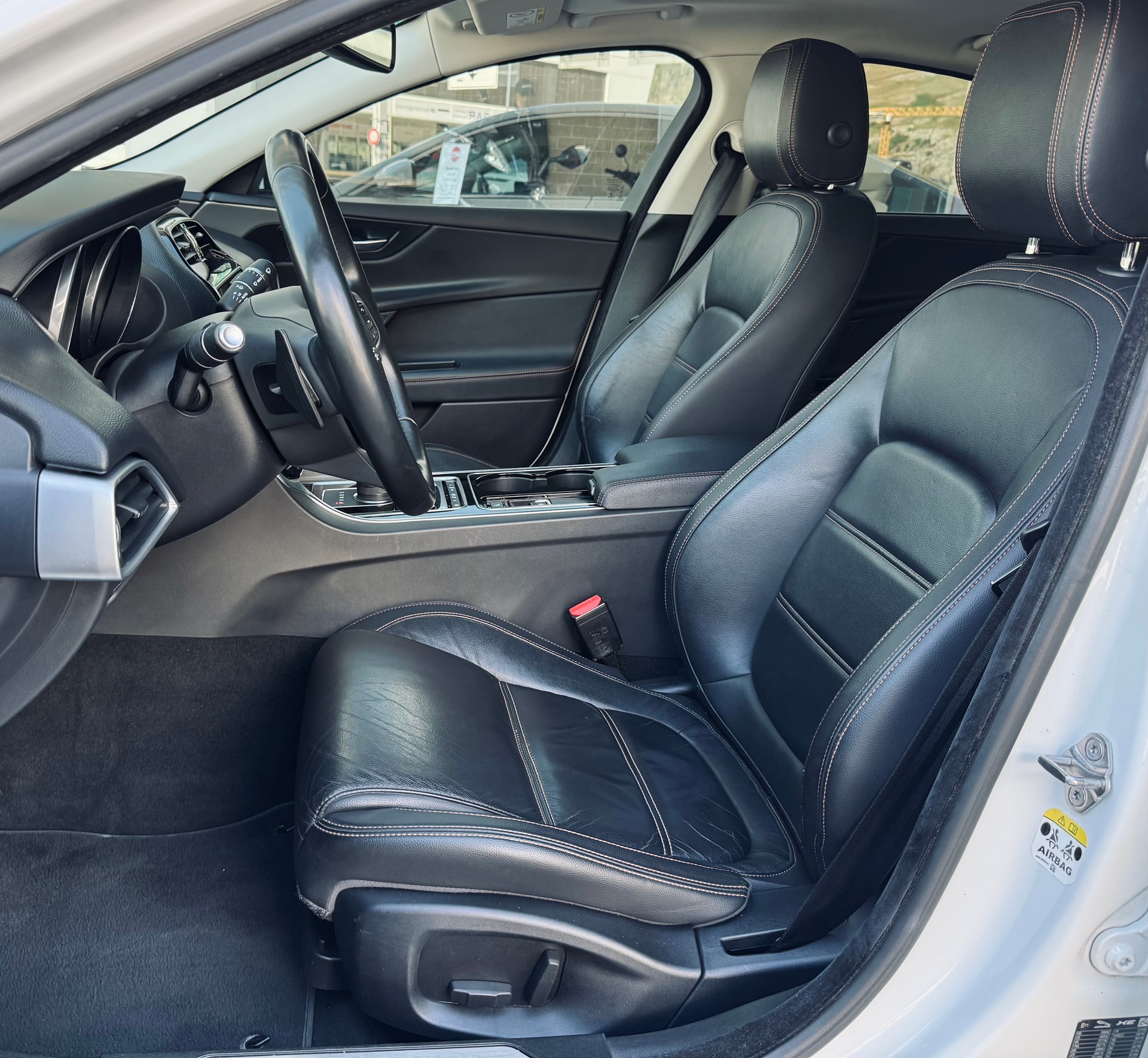 JAGUAR XE 20d Automat AWD-image-7