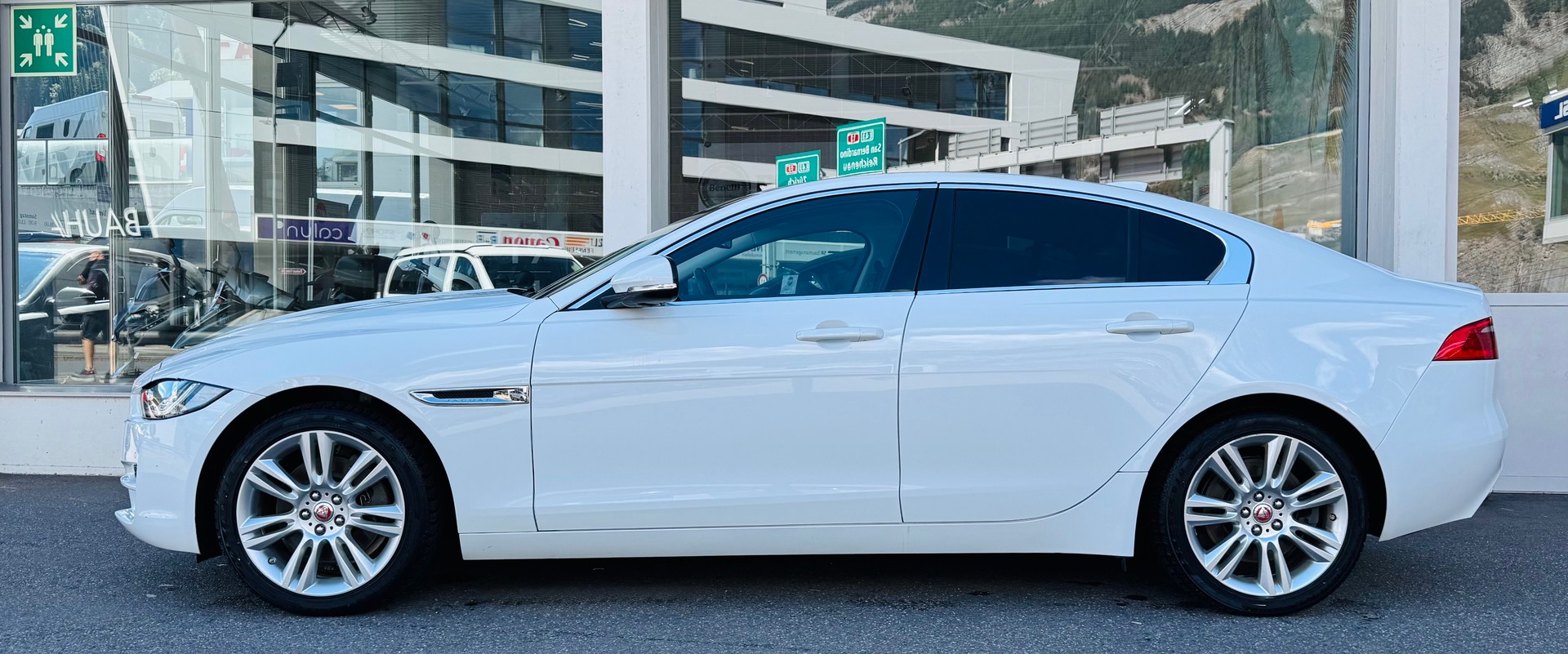 JAGUAR XE 20d Automat AWD-showroom-element-2