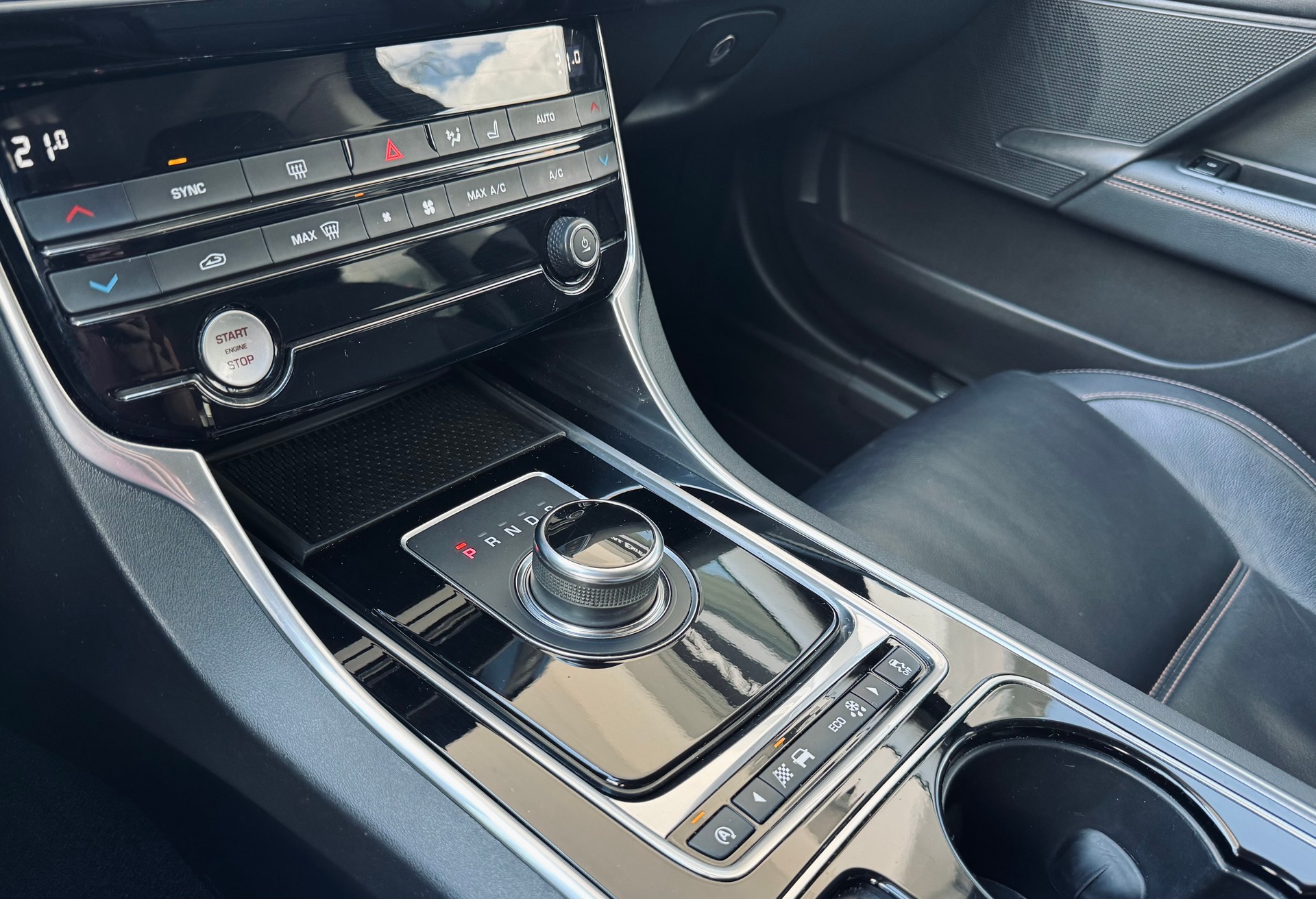 JAGUAR XE 20d Automat AWD-image-15