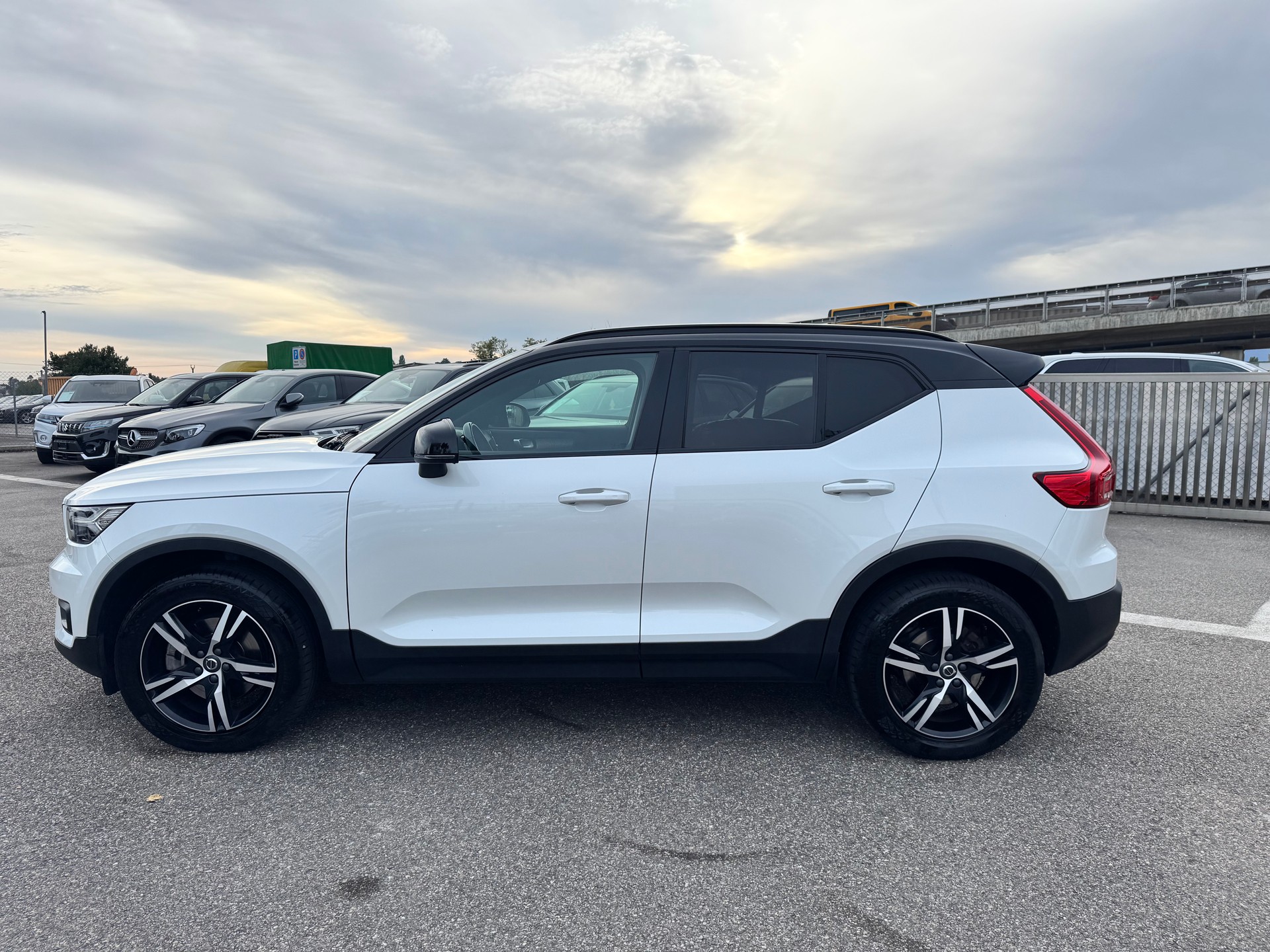 VOLVO XC40 B4 Benzin Mild Hybrid AWD R-Design Geartronic GARANTIE 2 ans 🇨🇭-showroom-element-2