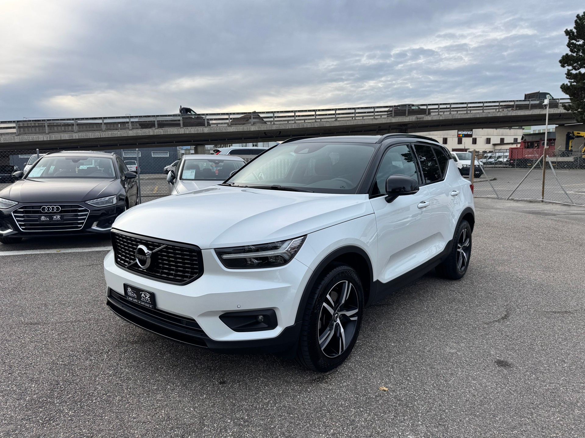 VOLVO XC40 B4 Benzin Mild Hybrid AWD R-Design Geartronic GARANTIE 2 ans 🇨🇭-showroom-element-1