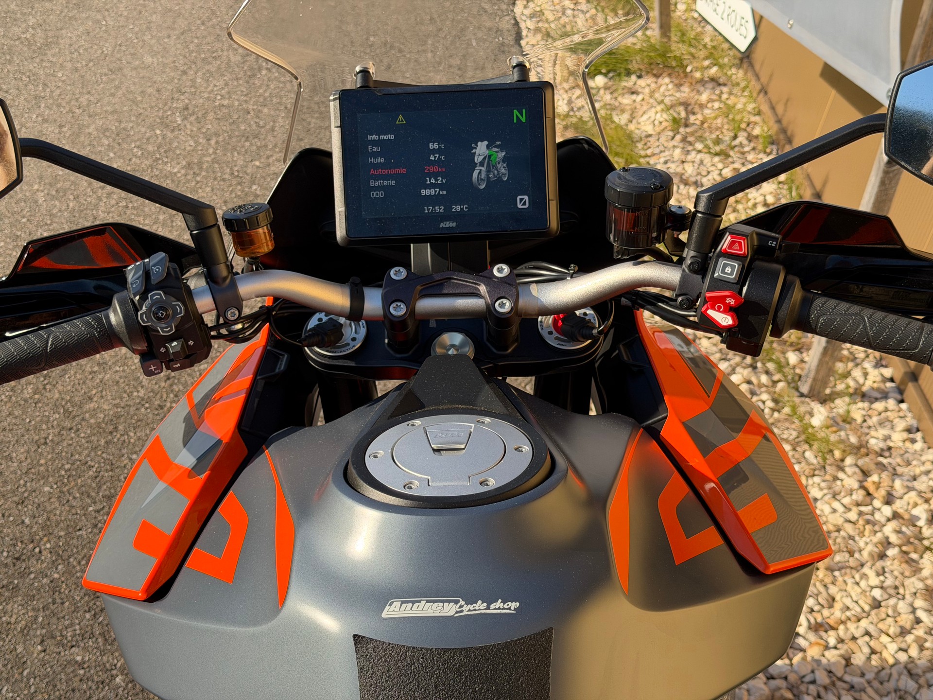 KTM 1290 Super Duke GT-image-15