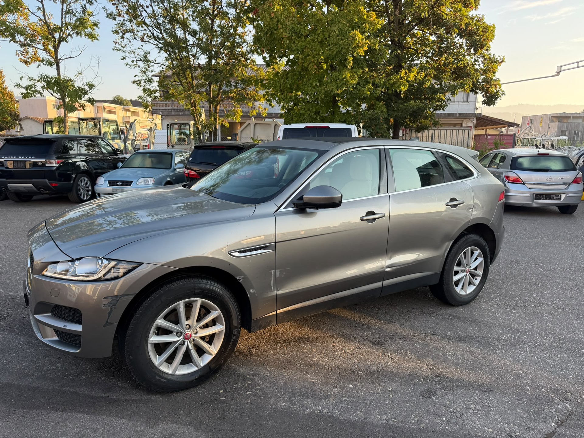 JAGUAR F-Pace 25t 2.0 Portfolio AWD Automatik-showroom-element-3
