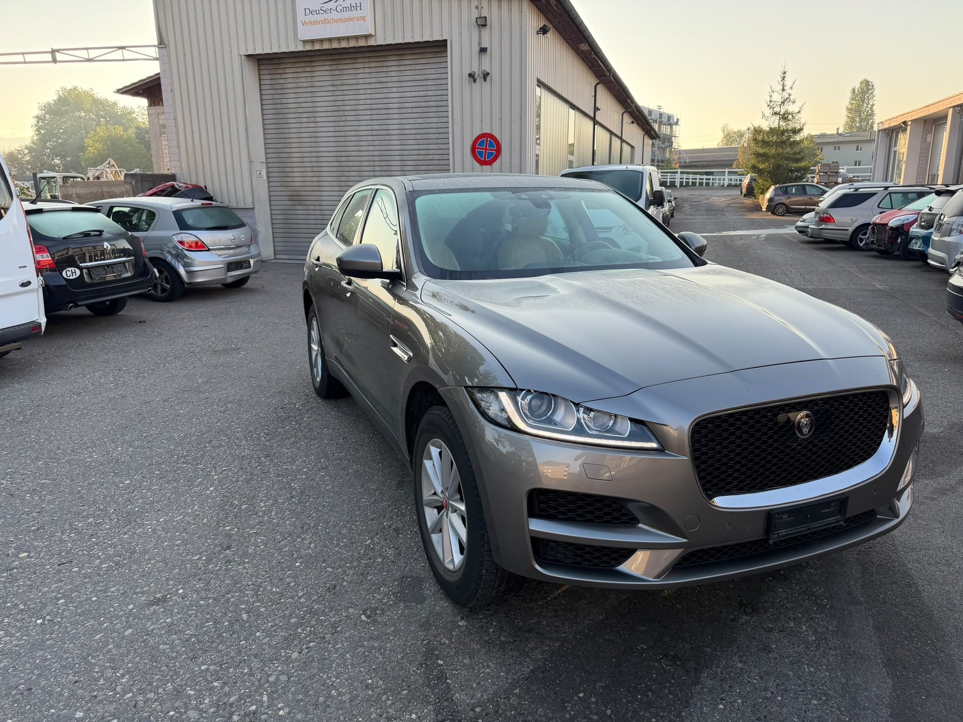 JAGUAR F-Pace 25t 2.0 Portfolio AWD Automatik-showroom-element-1