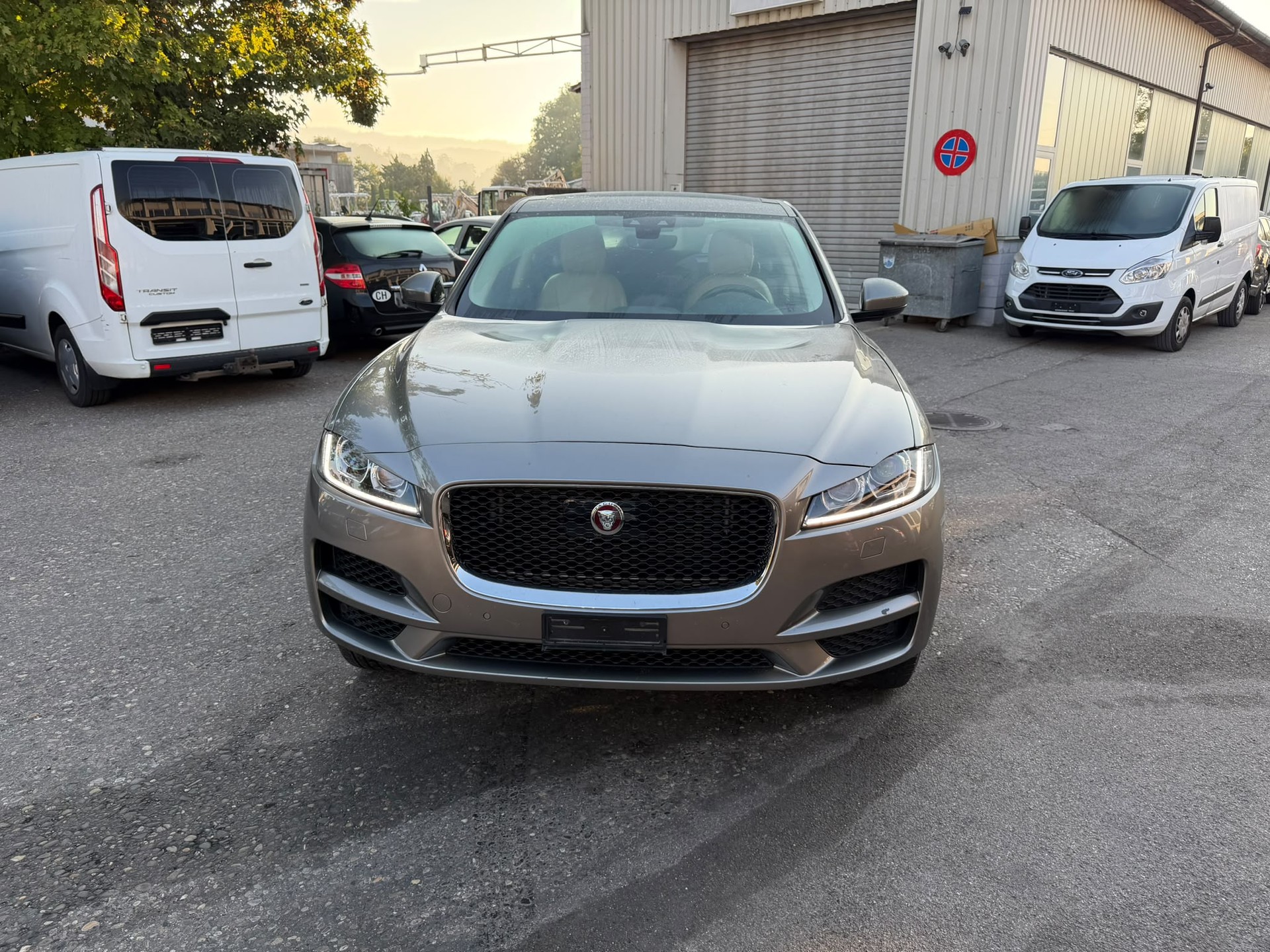 JAGUAR F-Pace 25t 2.0 Portfolio AWD Automatik-showroom-element-2