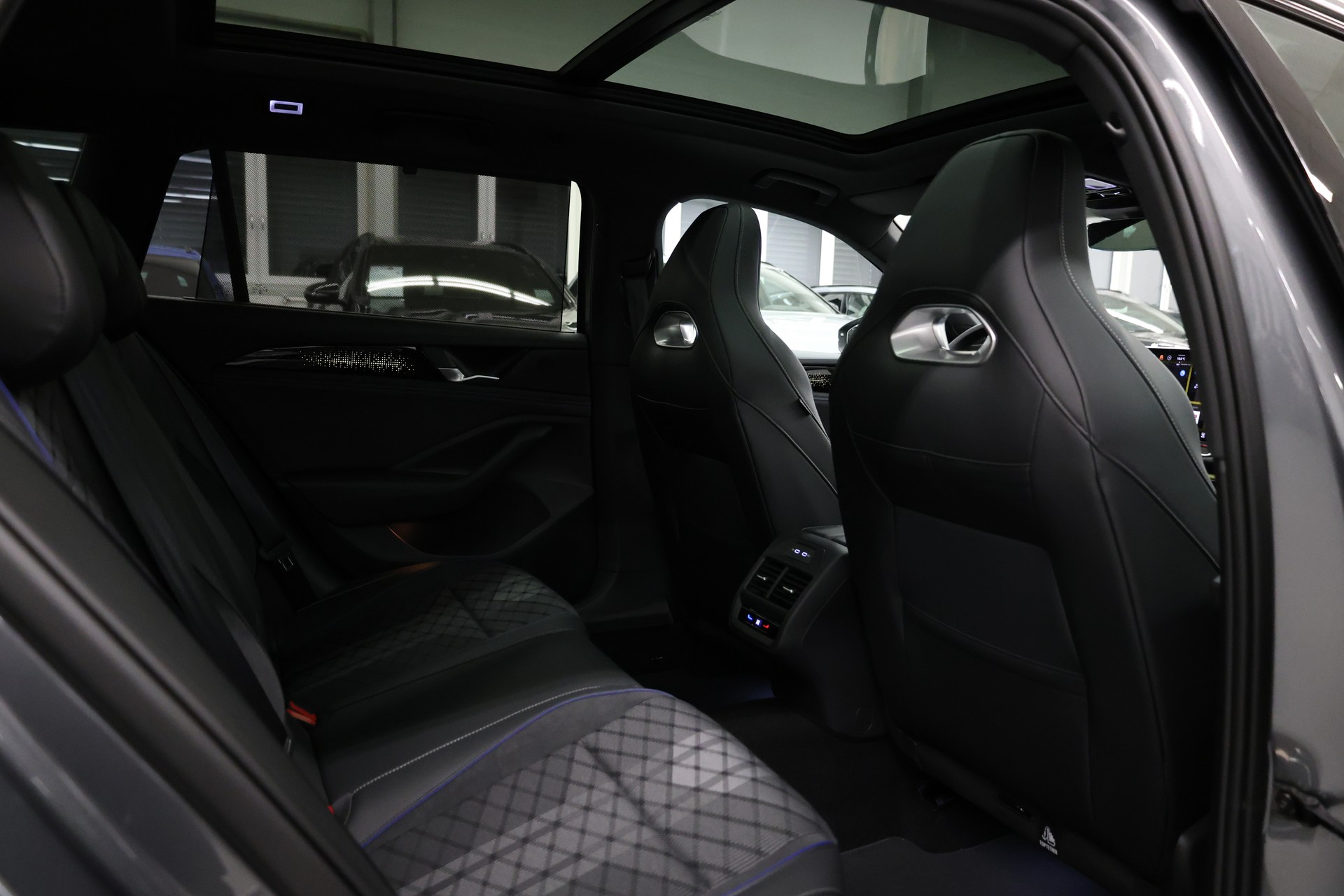 VW Passat Variant 2.0 TDI R-Line DSG 4motion-image-37