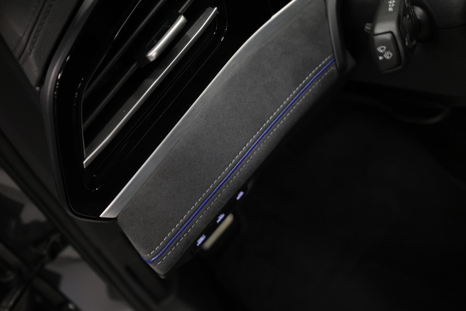 VW Passat Variant 2.0 TDI R-Line DSG 4motion-image-33