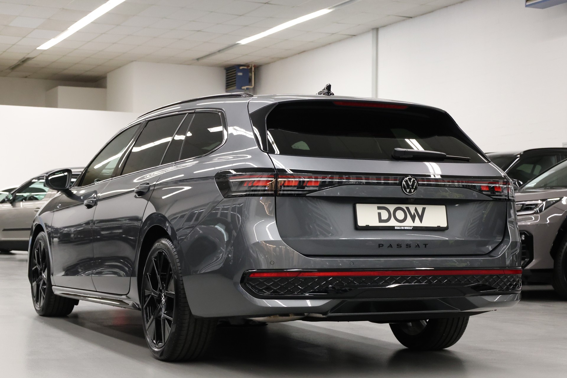 VW Passat Variant 2.0 TDI R-Line DSG 4motion-image-7