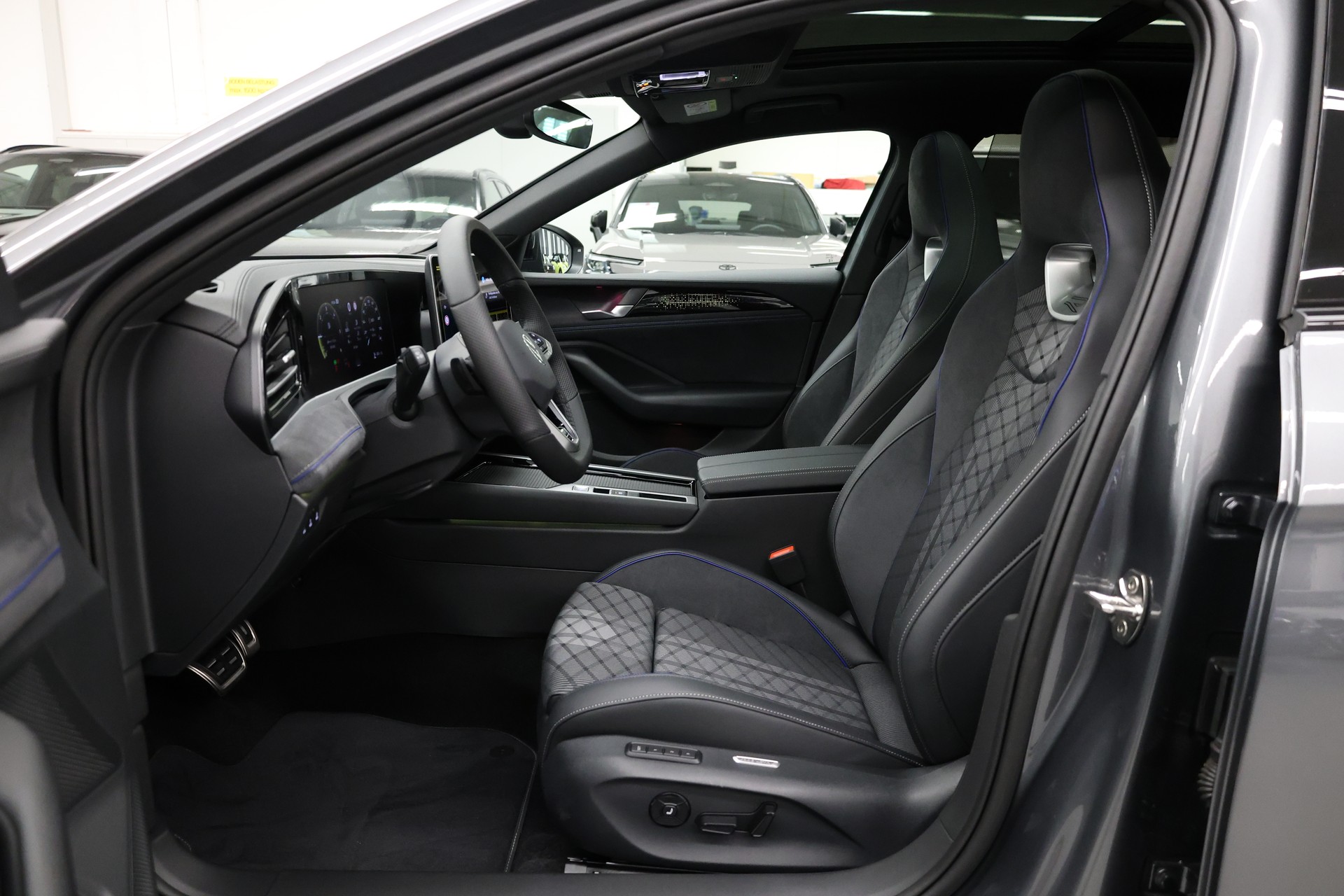 VW Passat Variant 2.0 TDI R-Line DSG 4motion-image-19